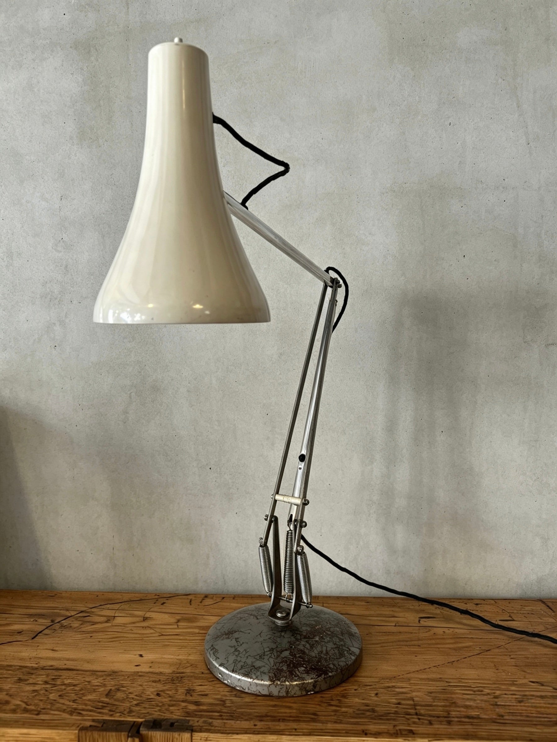 Model_90_Anglepoise_Table_Lamp_by_George_Carwardine_for_Herbert_Terry_&_Sons,_Britain,_1970s