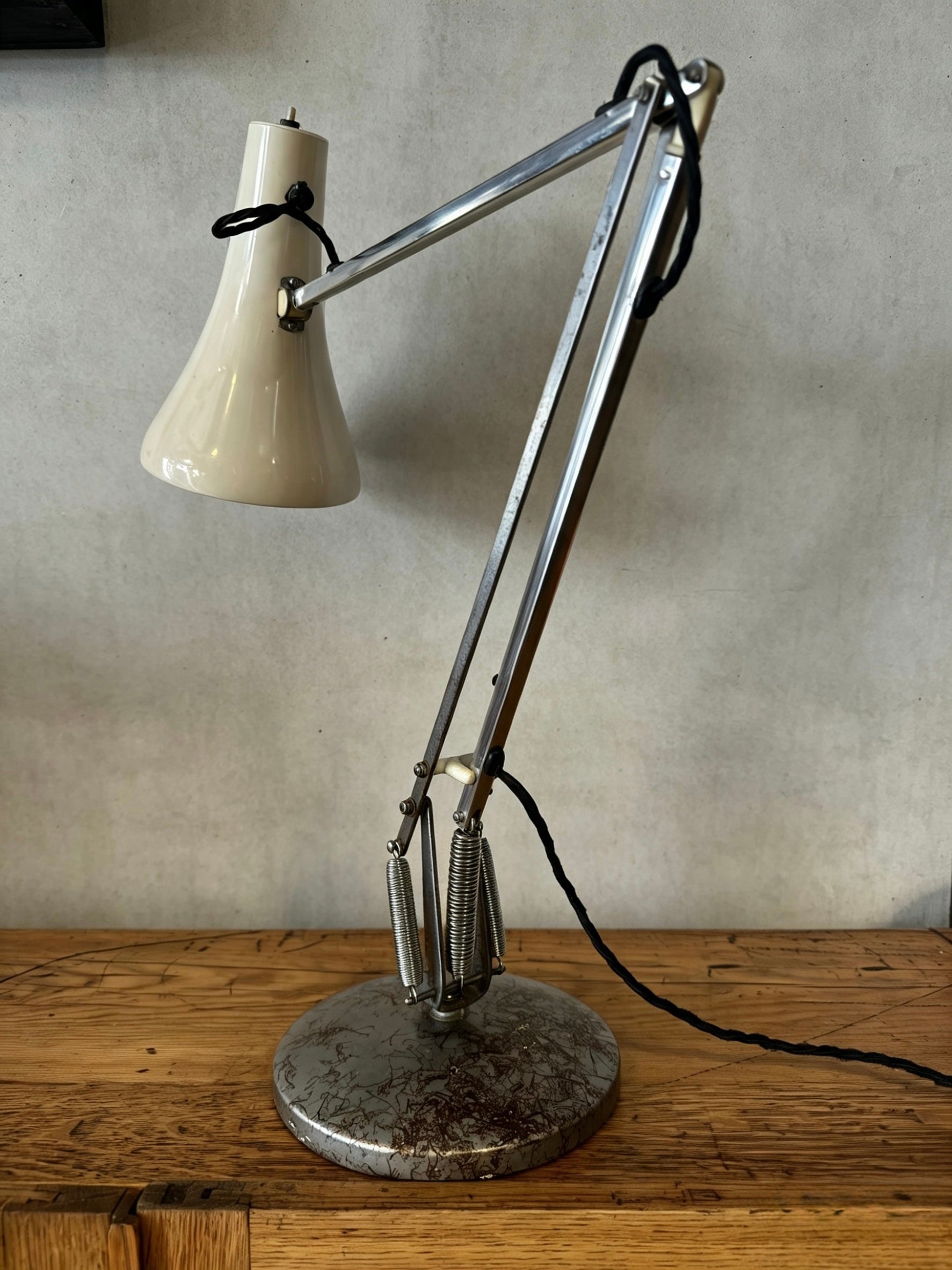 Model_90_Anglepoise_Table_Lamp_by_George_Carwardine_for_Herbert_Terry_&_Sons,_Britain,_1970s