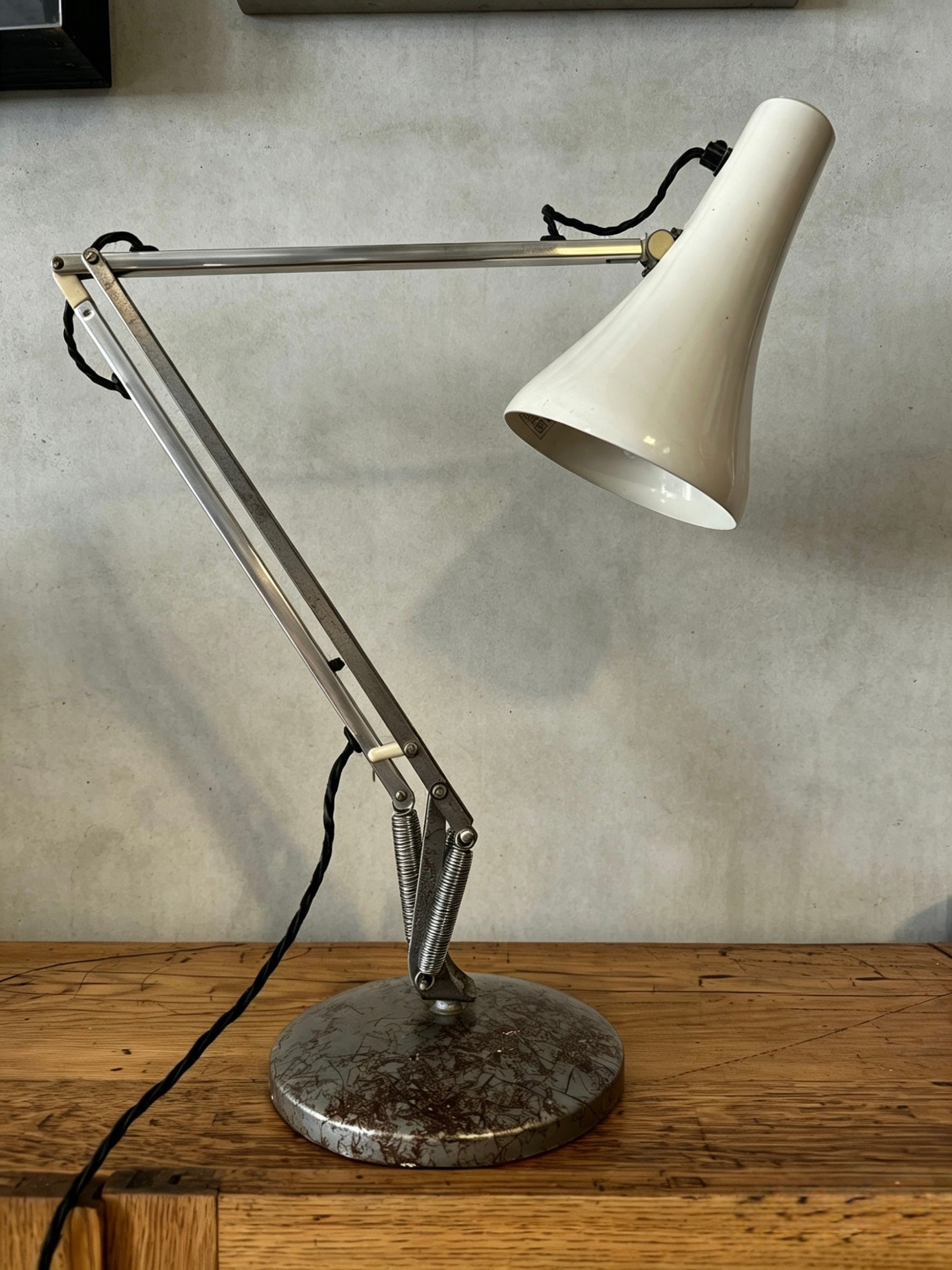 Model_90_Anglepoise_Table_Lamp_by_George_Carwardine_for_Herbert_Terry_&_Sons,_Britain,_1970s