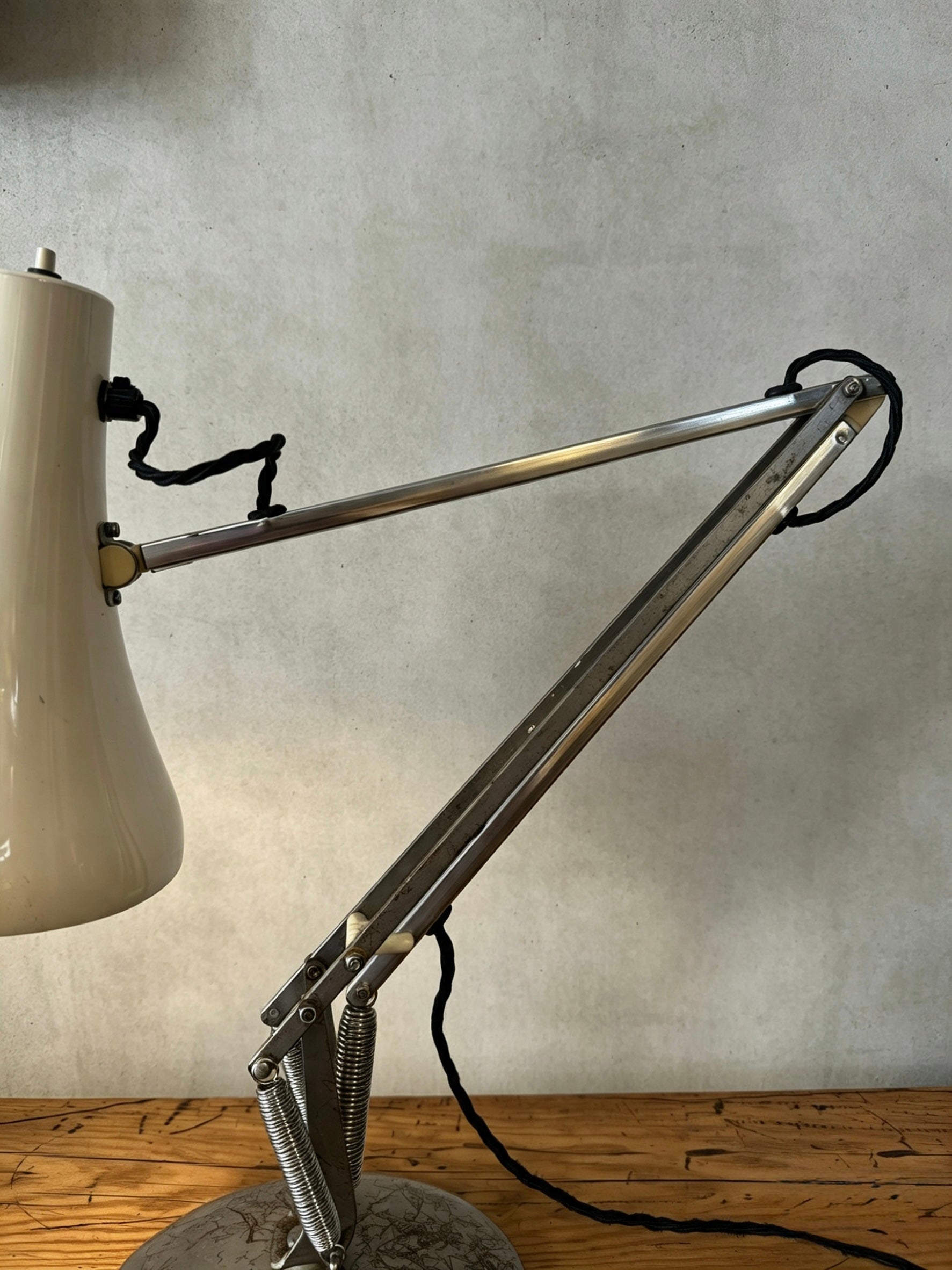 Model_90_Anglepoise_Table_Lamp_by_George_Carwardine_for_Herbert_Terry_&_Sons,_Britain,_1970s