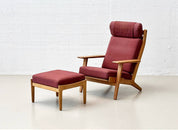 Set_of_High_armchair_and_ottoman_from_the_GE290_series_by_Hans_J._Wegner_for_Getama