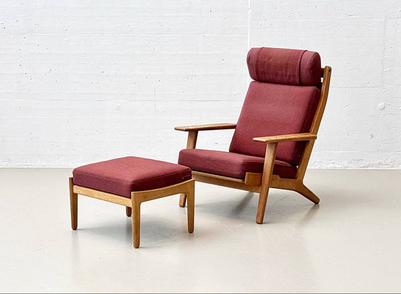 Set_of_High_armchair_and_ottoman_from_the_GE290_series_by_Hans_J._Wegner_for_Getama