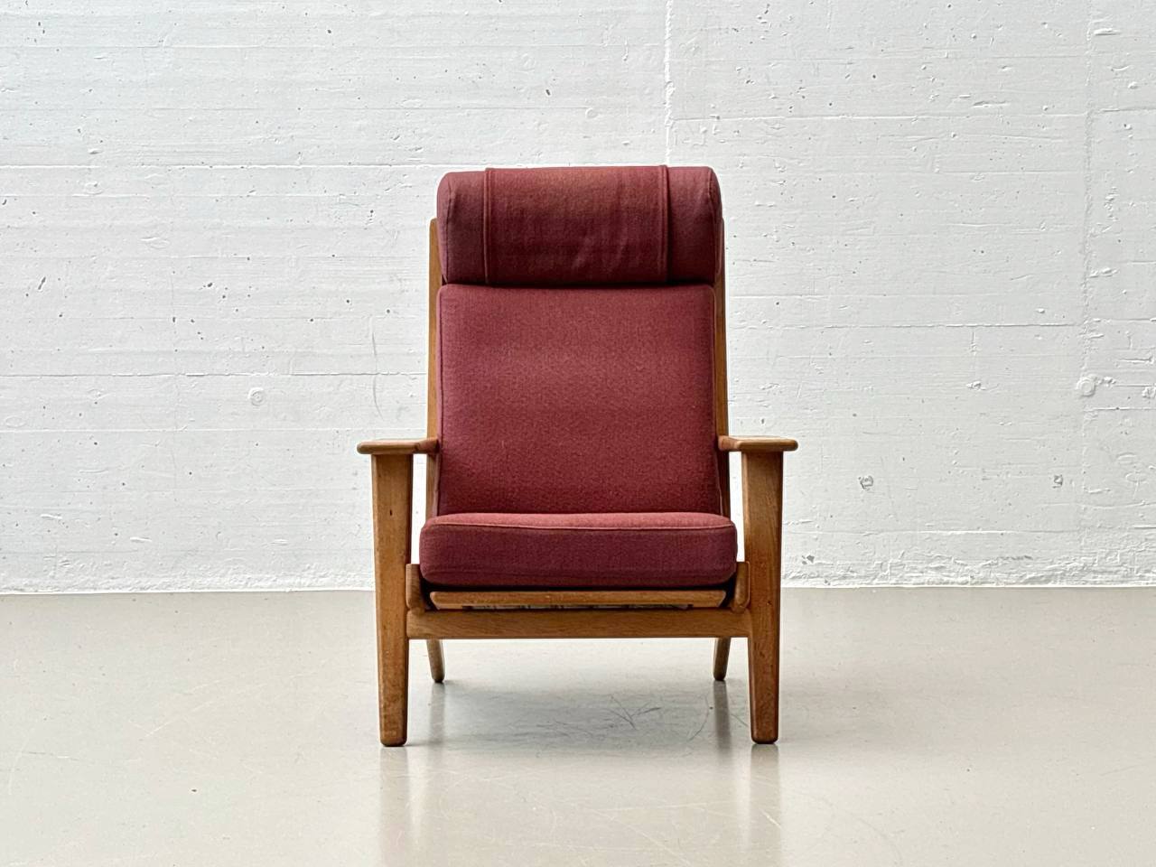 Set_of_High_armchair_and_ottoman_from_the_GE290_series_by_Hans_J._Wegner_for_Getama