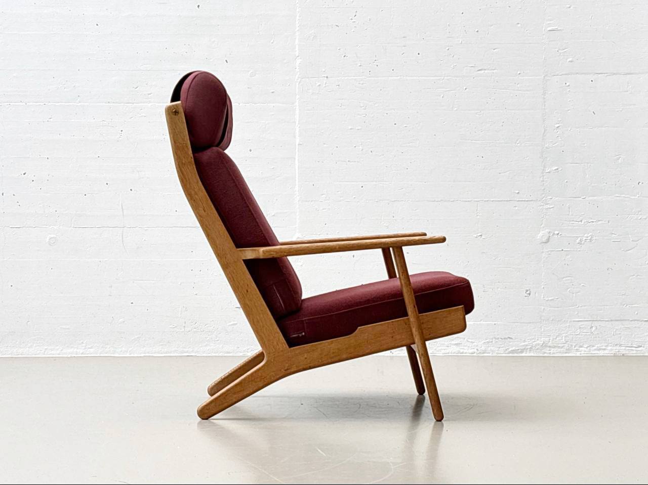 Set_of_High_armchair_and_ottoman_from_the_GE290_series_by_Hans_J._Wegner_for_Getama