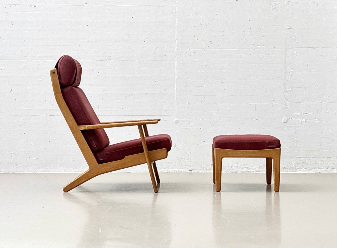 Set_of_High_armchair_and_ottoman_from_the_GE290_series_by_Hans_J._Wegner_for_Getama