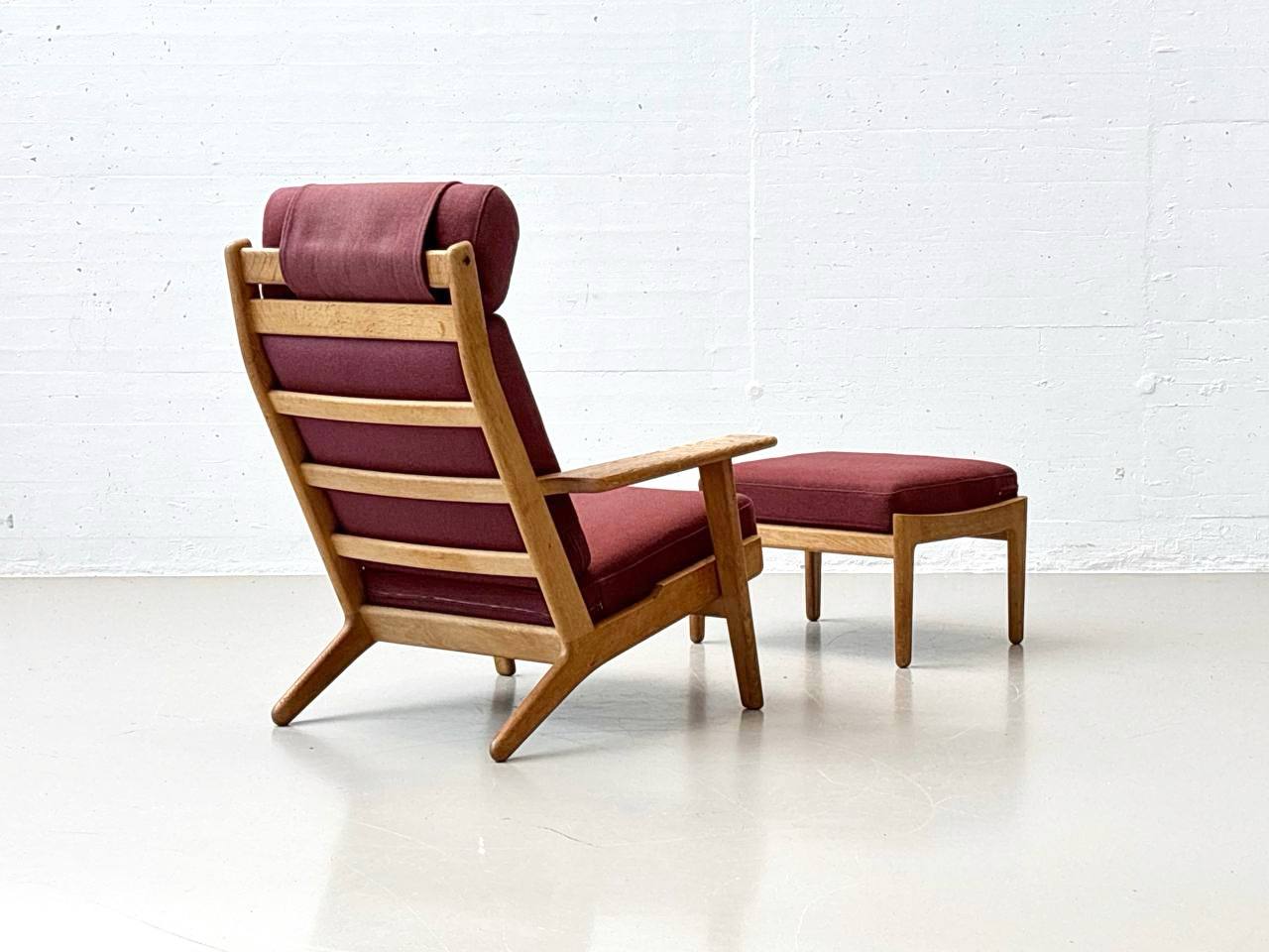 Set_of_High_armchair_and_ottoman_from_the_GE290_series_by_Hans_J._Wegner_for_Getama