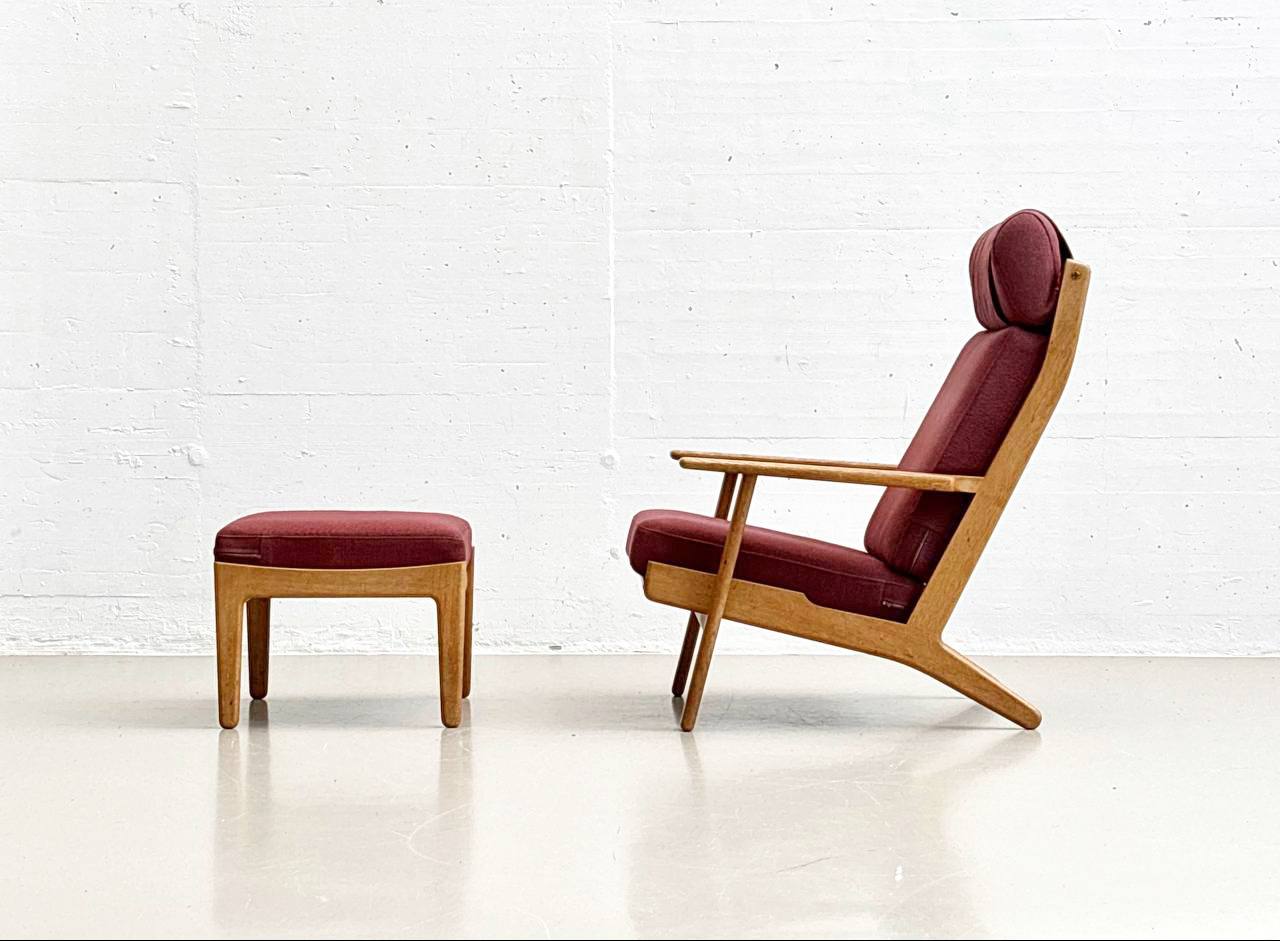 Set_of_High_armchair_and_ottoman_from_the_GE290_series_by_Hans_J._Wegner_for_Getama