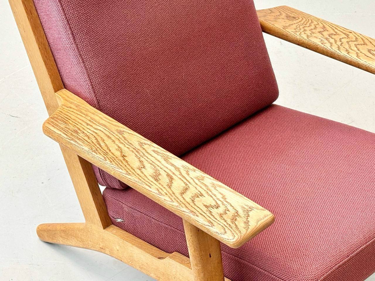 Set_of_High_armchair_and_ottoman_from_the_GE290_series_by_Hans_J._Wegner_for_Getama
