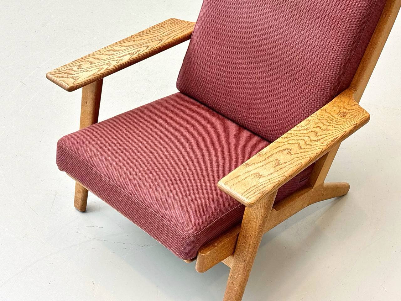 Set_of_High_armchair_and_ottoman_from_the_GE290_series_by_Hans_J._Wegner_for_Getama