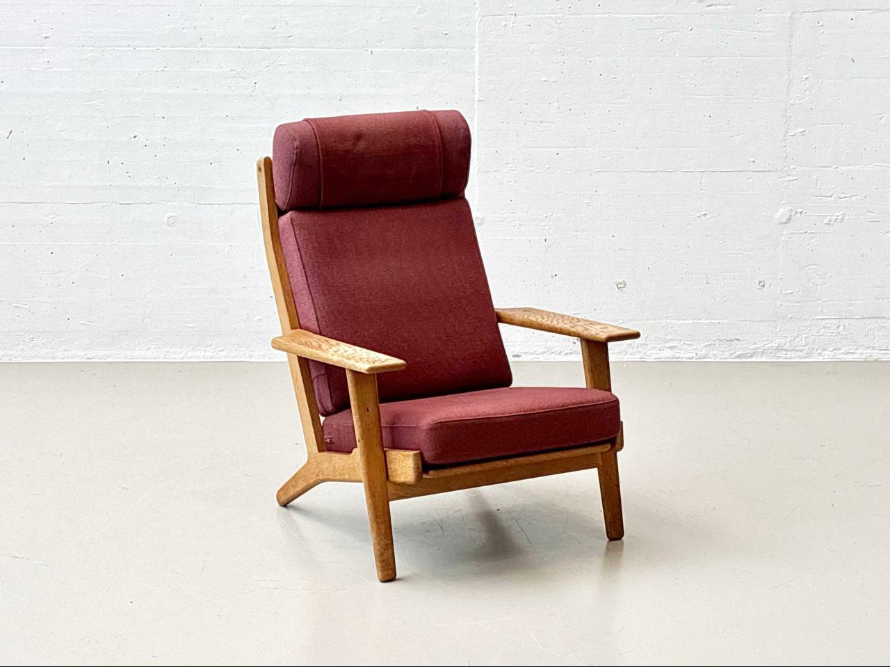 Set_of_High_armchair_and_ottoman_from_the_GE290_series_by_Hans_J._Wegner_for_Getama