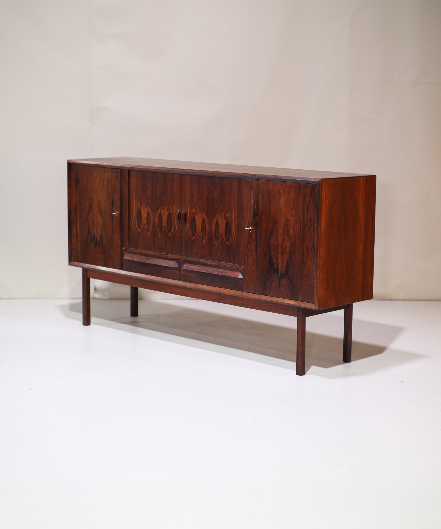 Highboard_with_bar_rosewood_Danish_sideboard