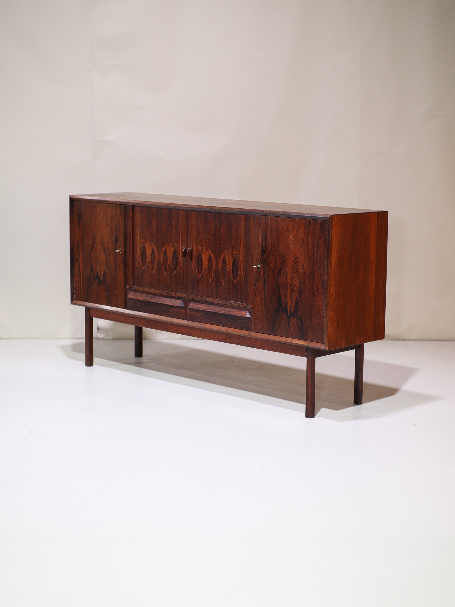 Highboard_with_bar_rosewood_Danish_sideboard
