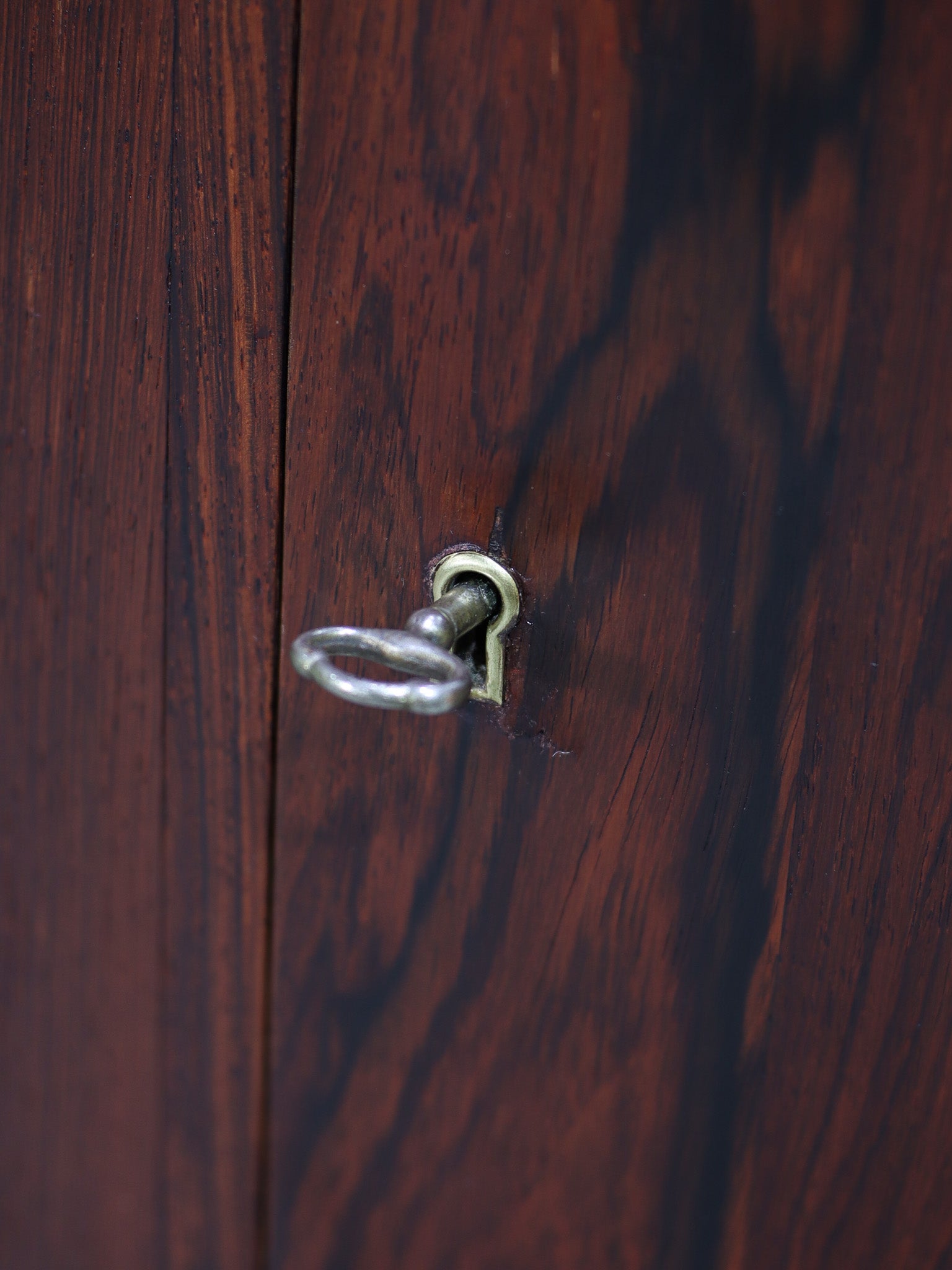 Highboard_with_bar_rosewood_Danish_sideboard