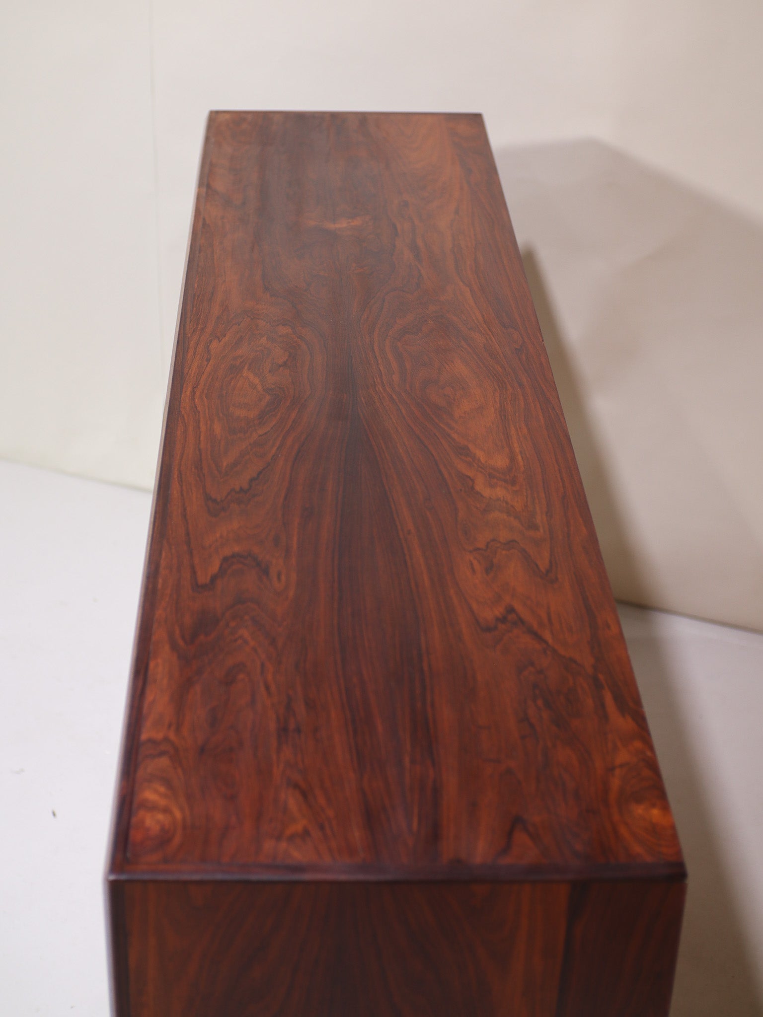 Highboard_with_bar_rosewood_Danish_sideboard