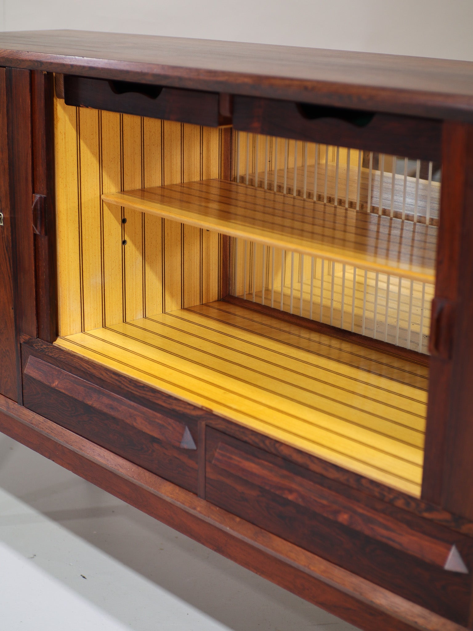 Highboard_with_bar_rosewood_Danish_sideboard