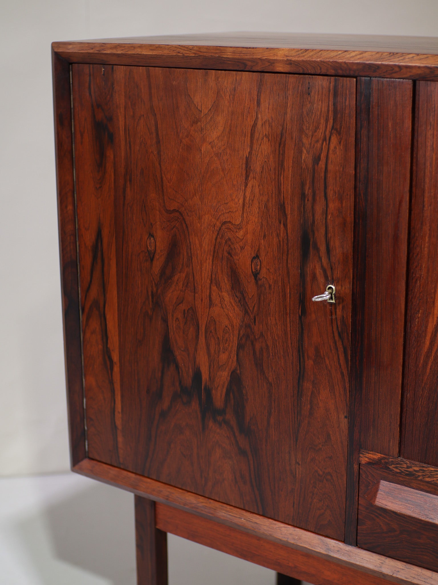Highboard_with_bar_rosewood_Danish_sideboard