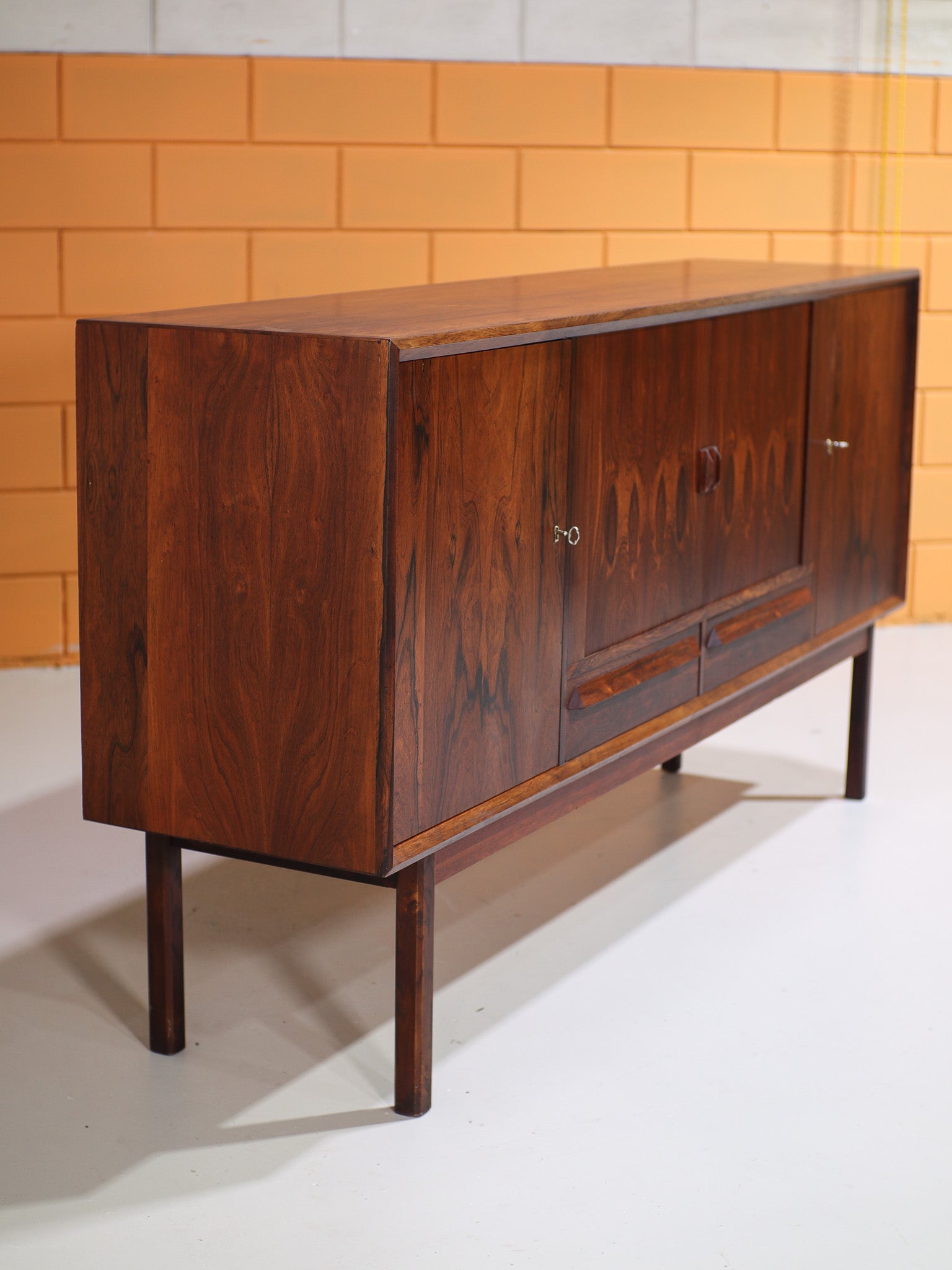 Highboard_with_bar_rosewood_Danish_sideboard