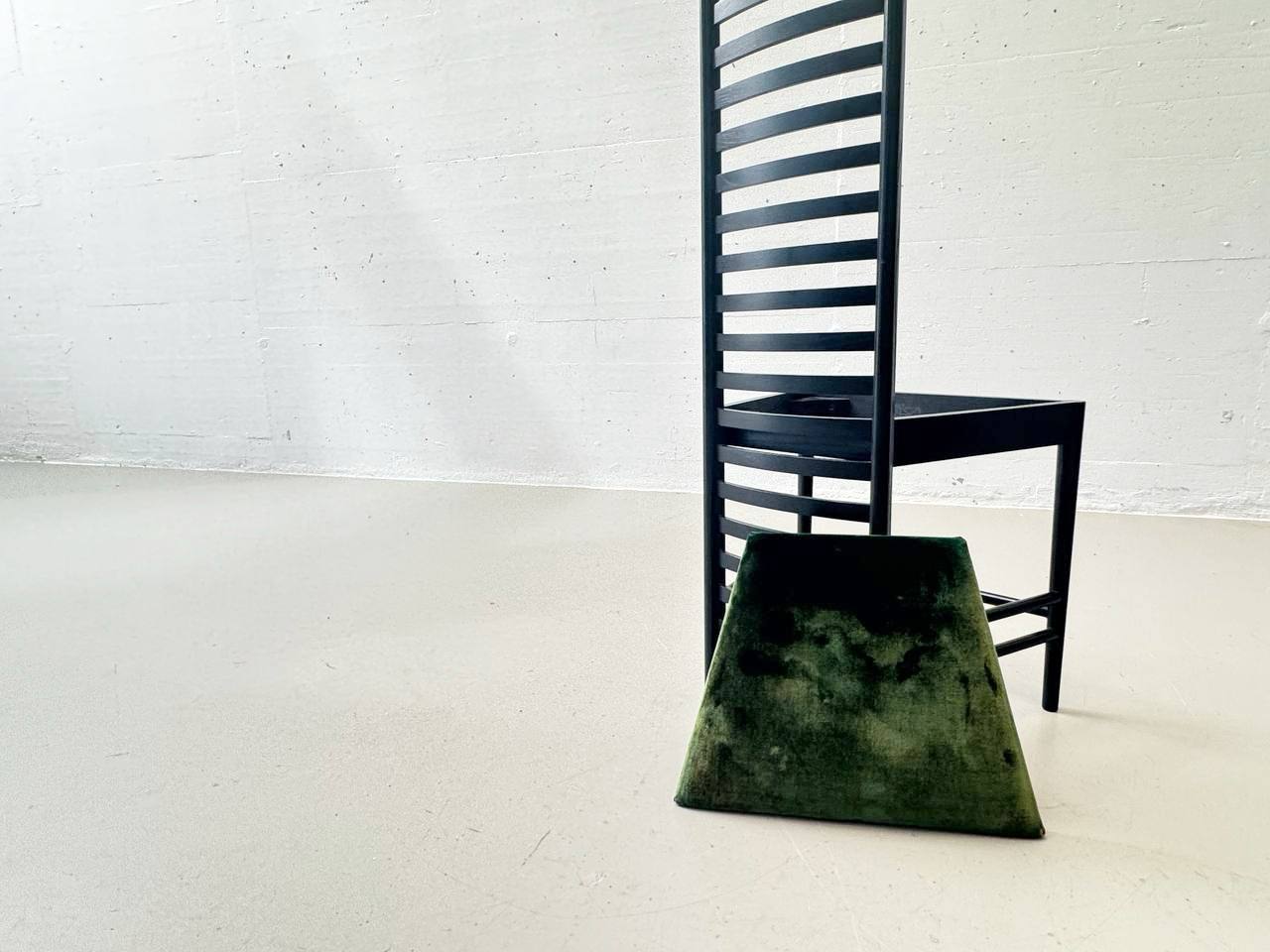 Hill_House_1_chair_by_Charles_Rennie_Mackintosh_for_Cassina