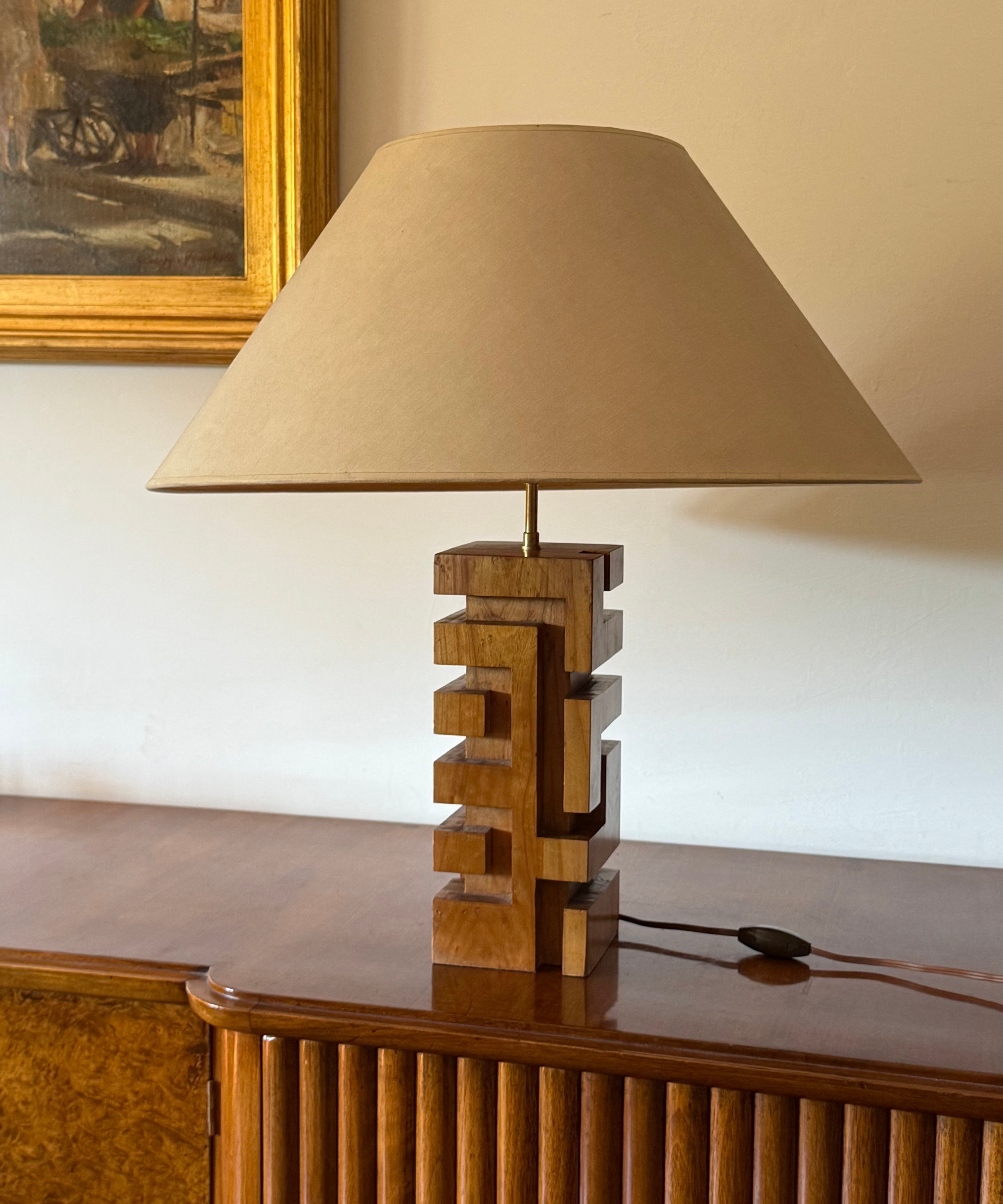 Hollywood_Regency_Wood_and_Brass_Table_Lamp_with_Lampshade,_France,_1970s