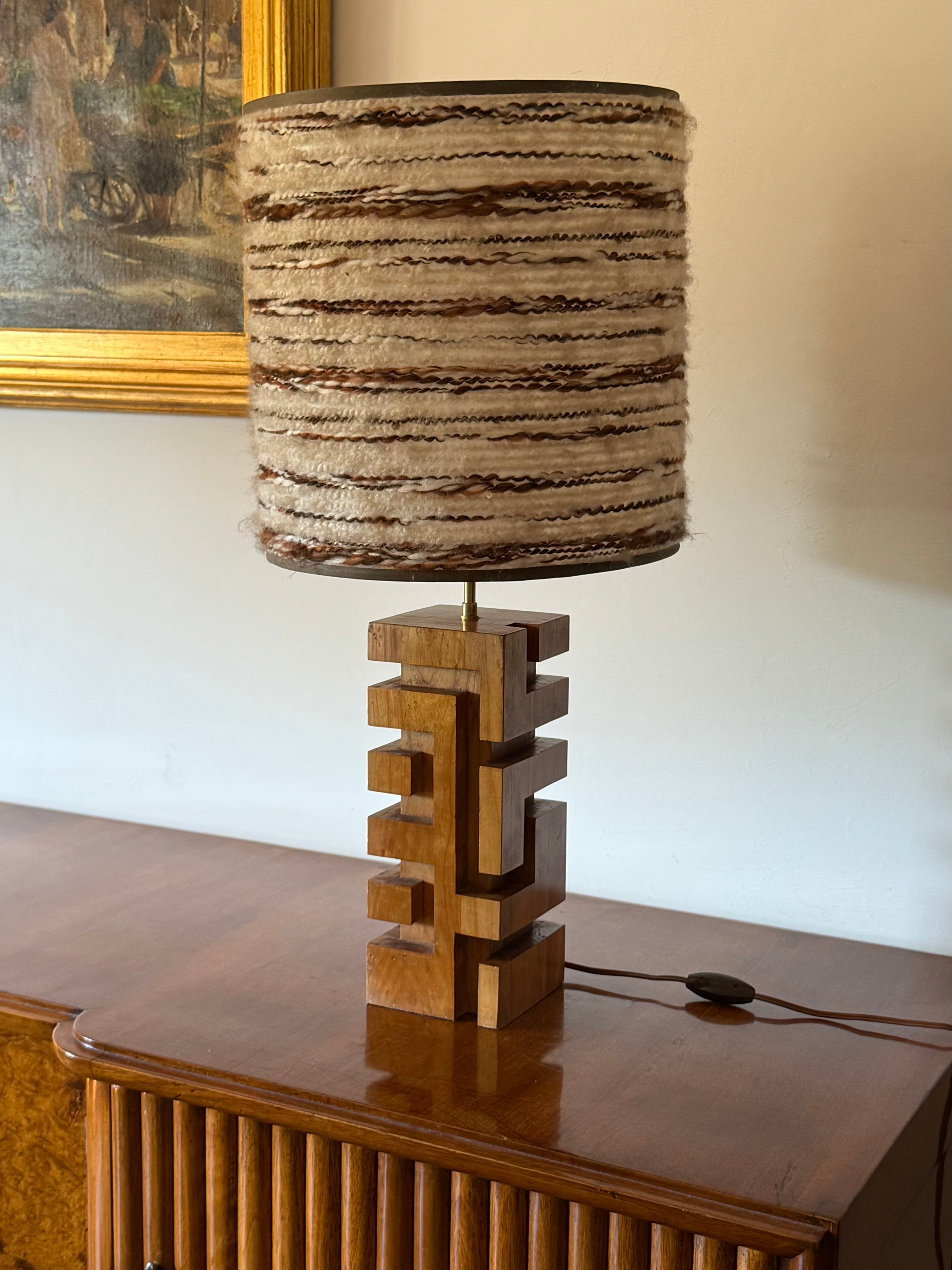 Hollywood_Regency_Wood_and_Brass_Table_Lamp_with_Lampshade,_France,_1970s