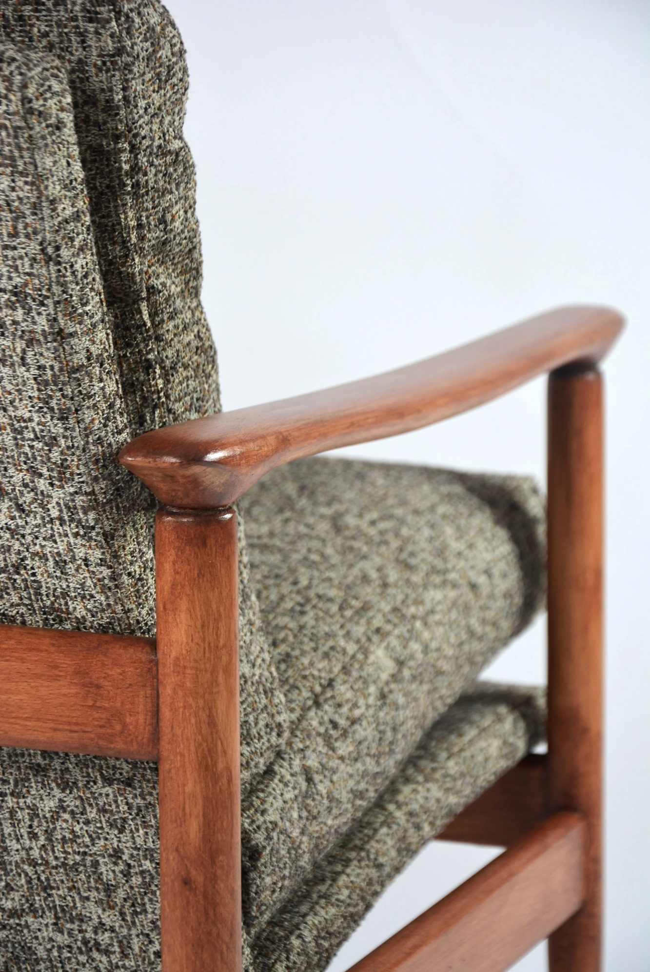 HOM24_armchair,_retro_coffee_color_1980s