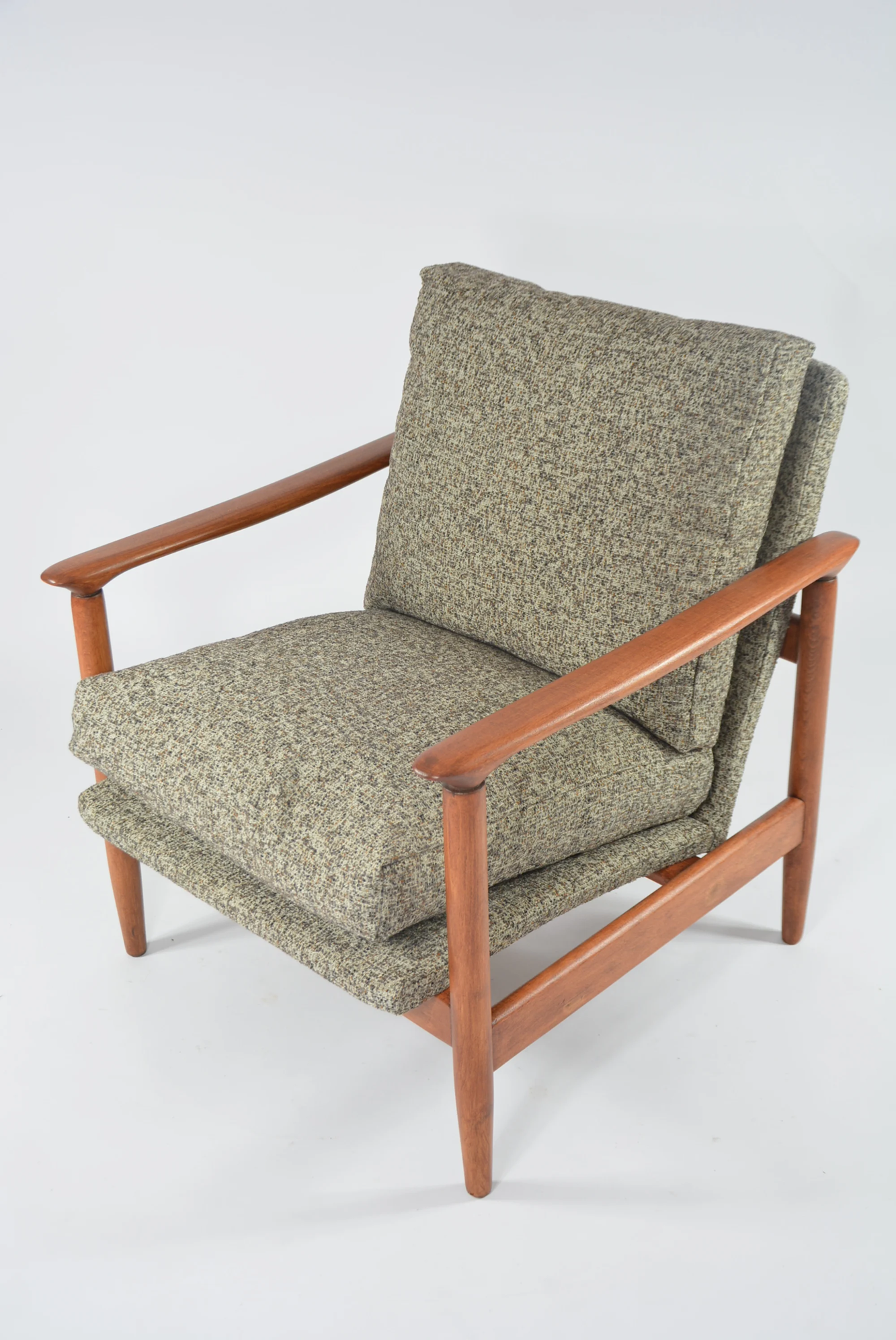 HOM24_armchair,_retro_coffee_color_1980s
