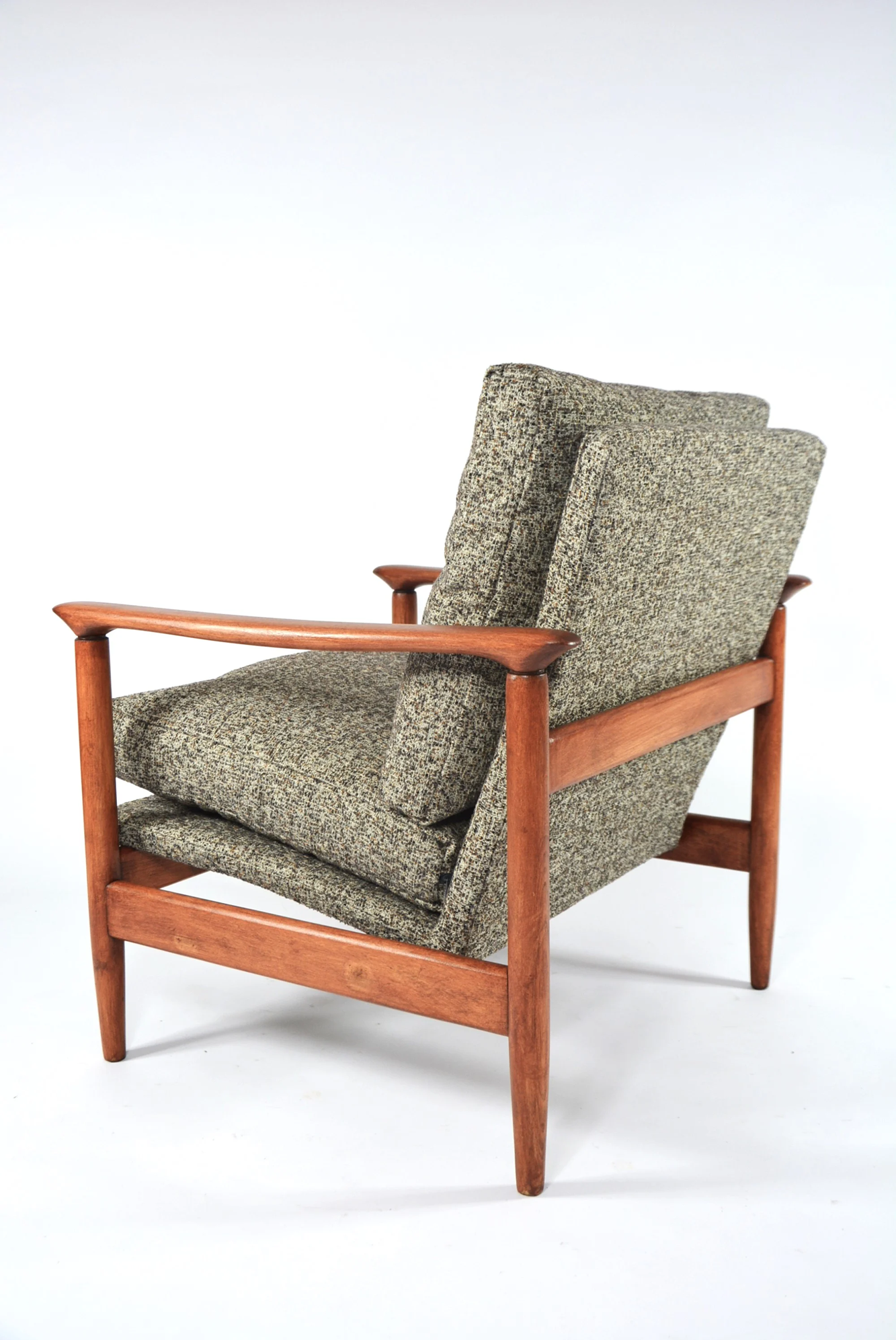 HOM24_armchair,_retro_coffee_color_1980s