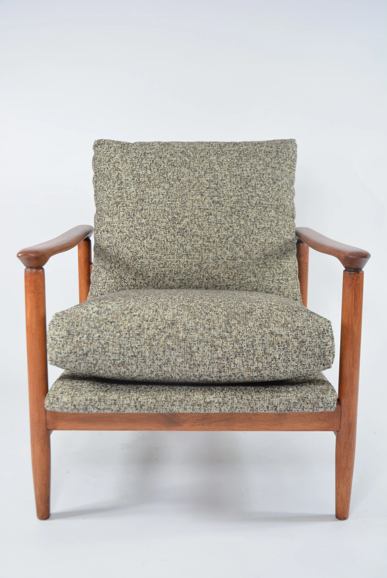 HOM24_armchair,_retro_coffee_color_1980s
