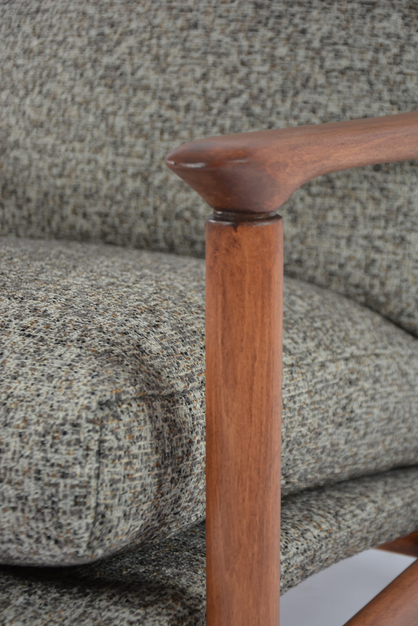 HOM24_armchair,_retro_coffee_color_1980s