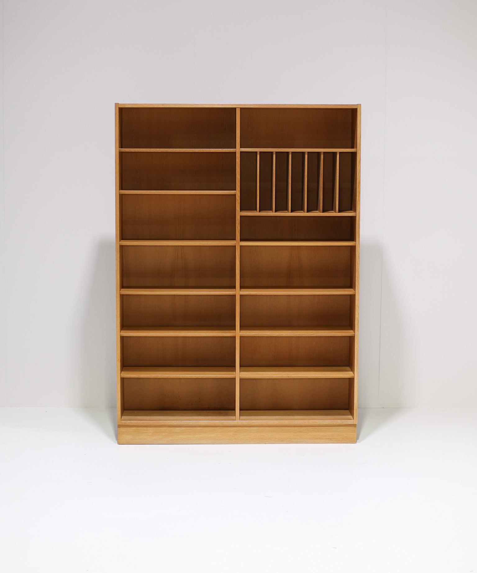 Tall_Oak_Bookcase_by_Poul_Hundevad_for_Hundevad_&_Co,_1960s,_Denmark