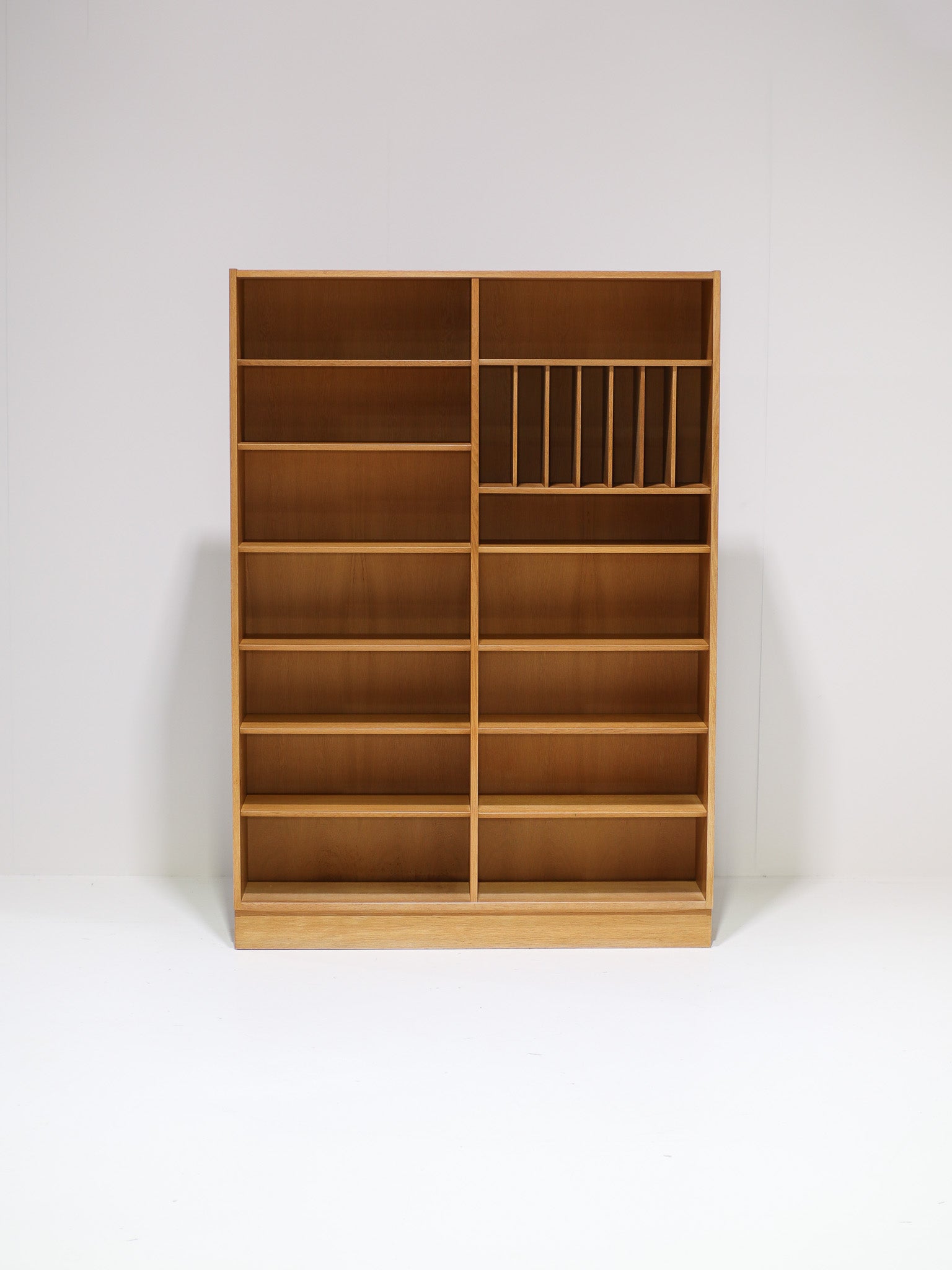 Tall_Oak_Bookcase_by_Poul_Hundevad_for_Hundevad_&_Co,_1960s,_Denmark