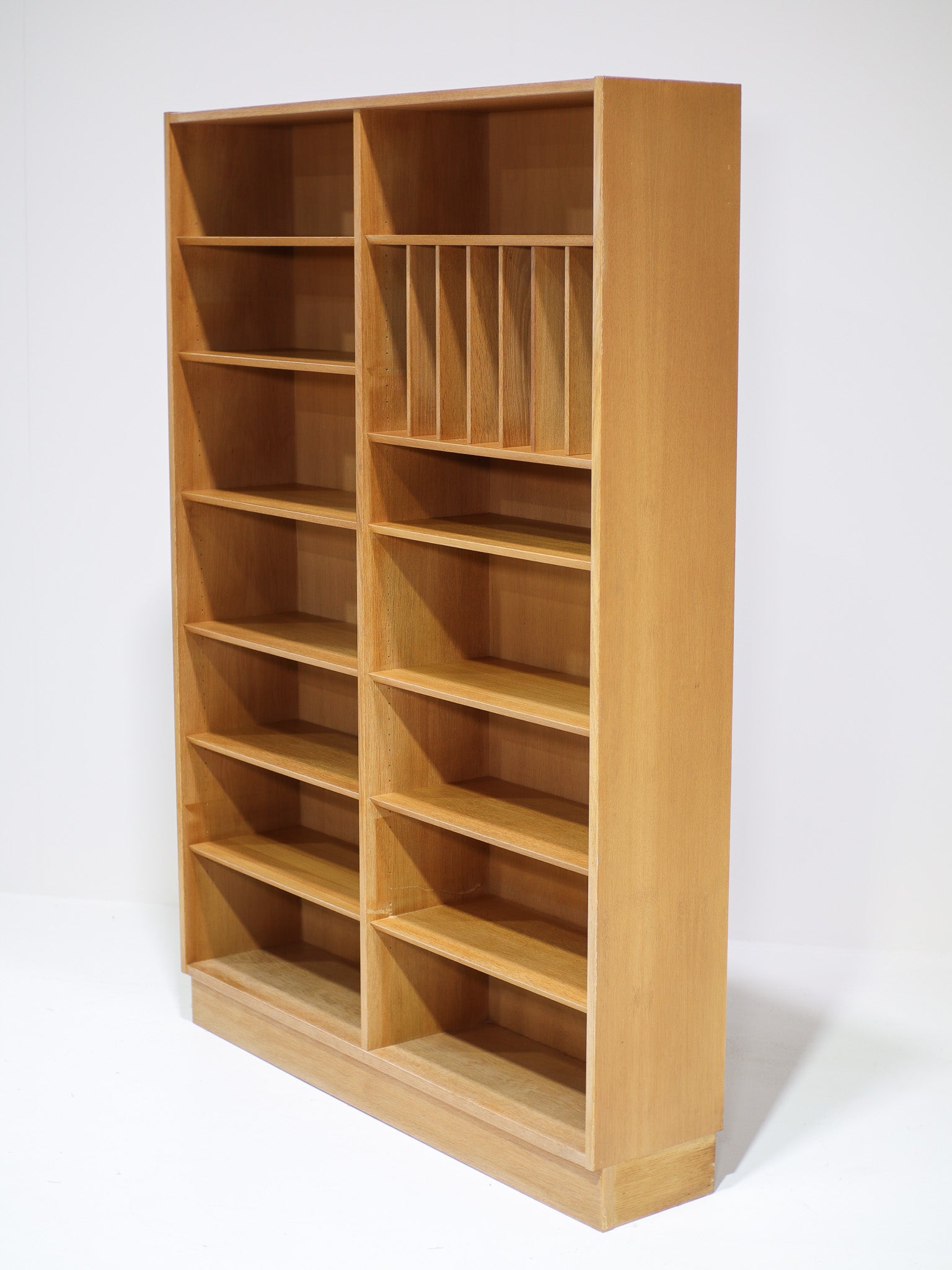 Tall_Oak_Bookcase_by_Poul_Hundevad_for_Hundevad_&_Co,_1960s,_Denmark