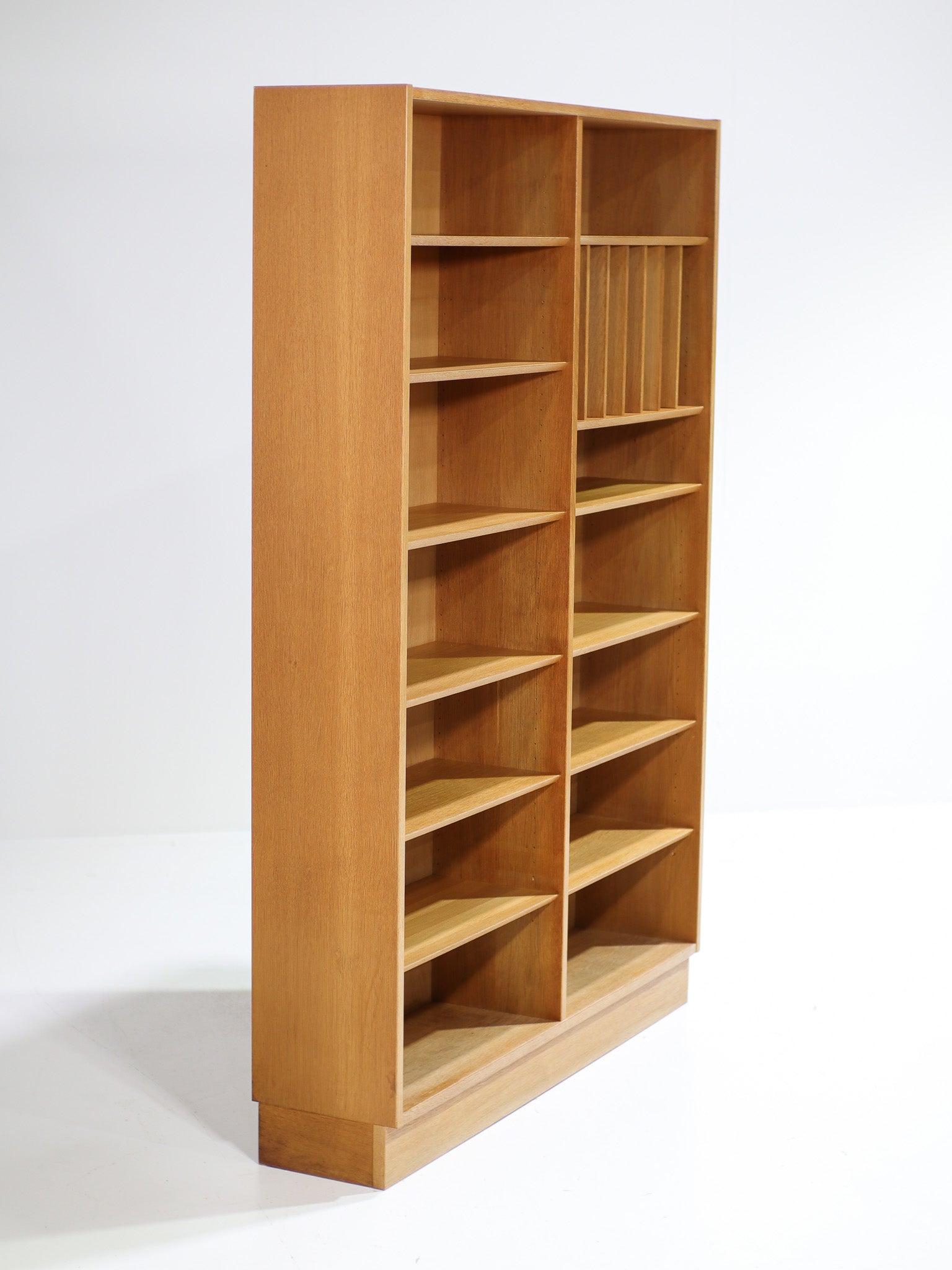 Tall_Oak_Bookcase_by_Poul_Hundevad_for_Hundevad_&_Co,_1960s,_Denmark
