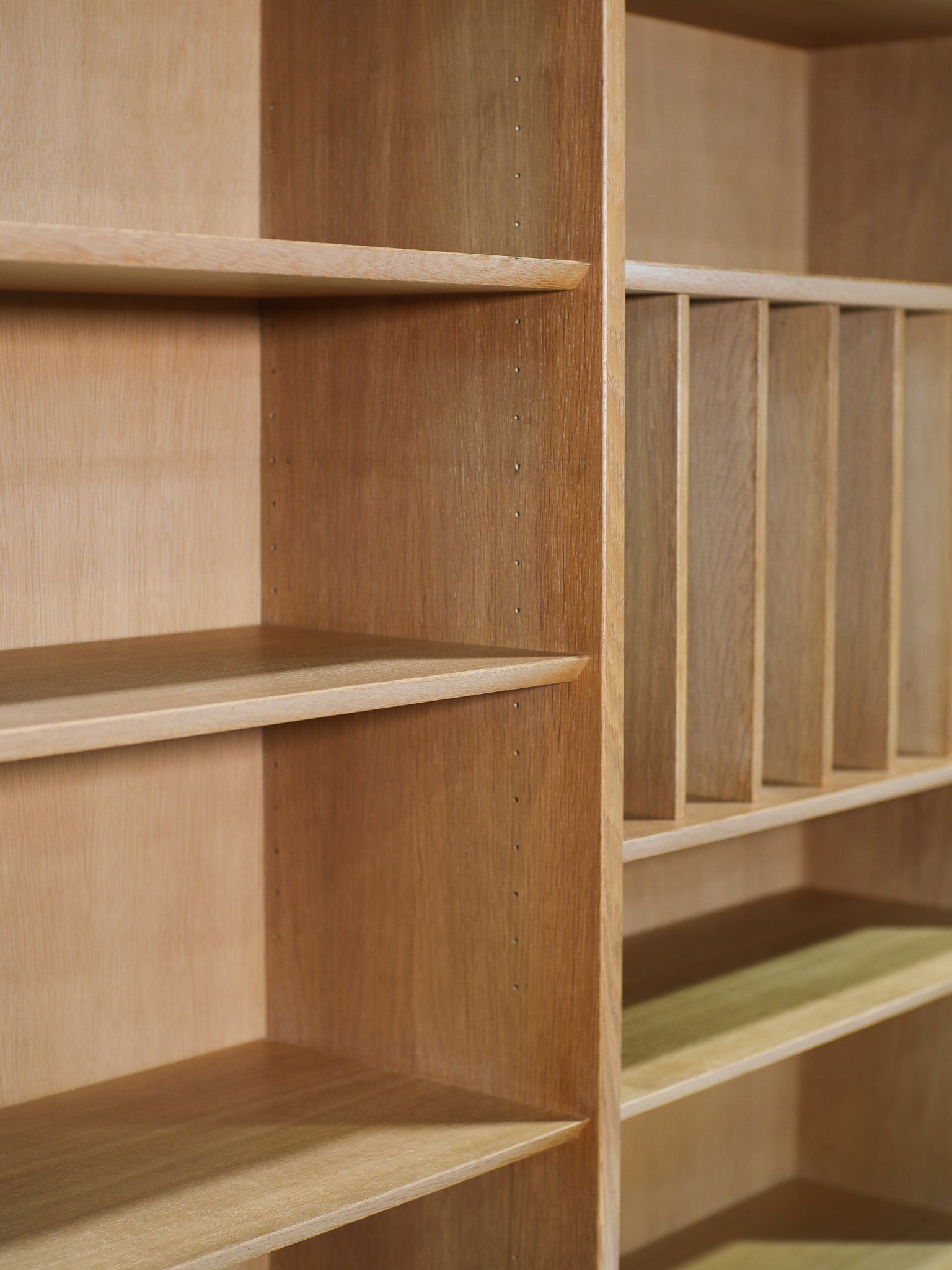 Tall_Oak_Bookcase_by_Poul_Hundevad_for_Hundevad_&_Co,_1960s,_Denmark