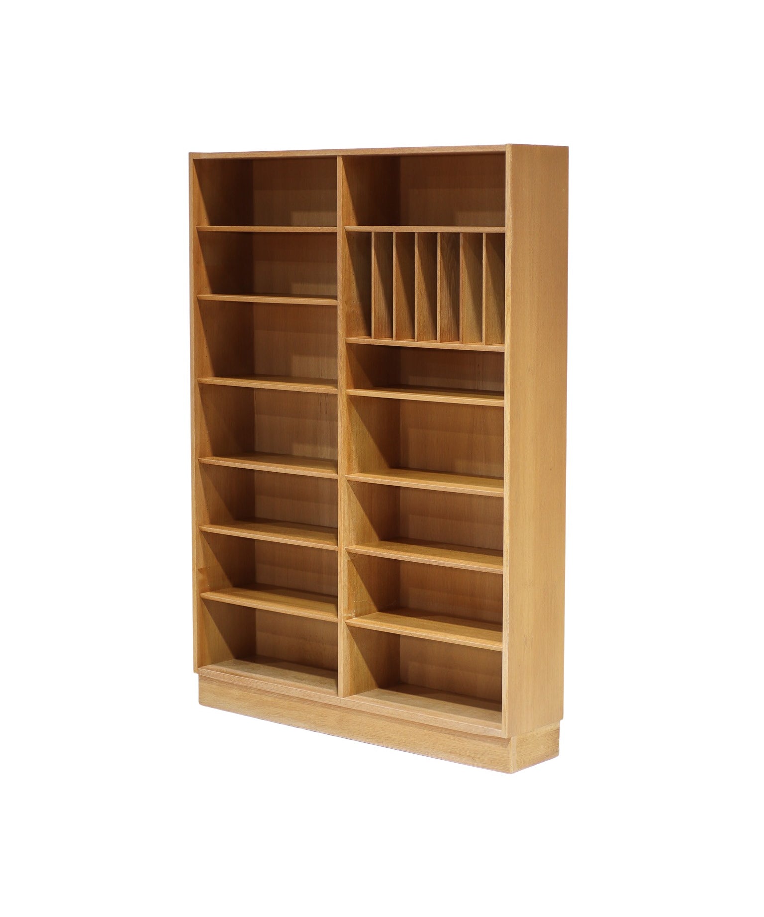 Tall_Oak_Bookcase_by_Poul_Hundevad_for_Hundevad_&_Co,_1960s,_Denmark