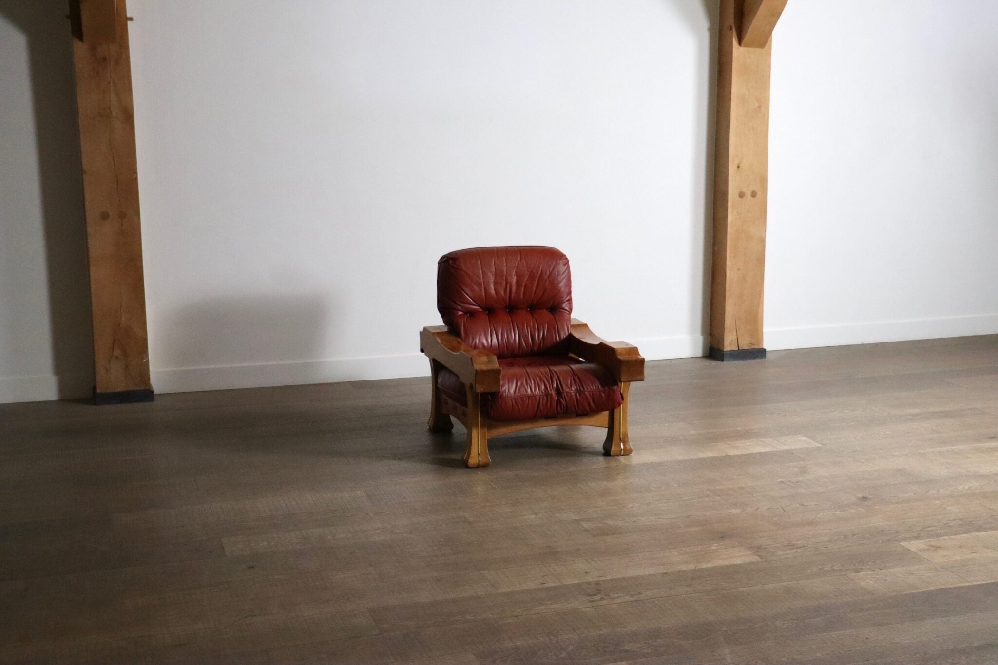 Hussar_lounge_chair_by_Luciano_Frigerio,_Italy_1970s