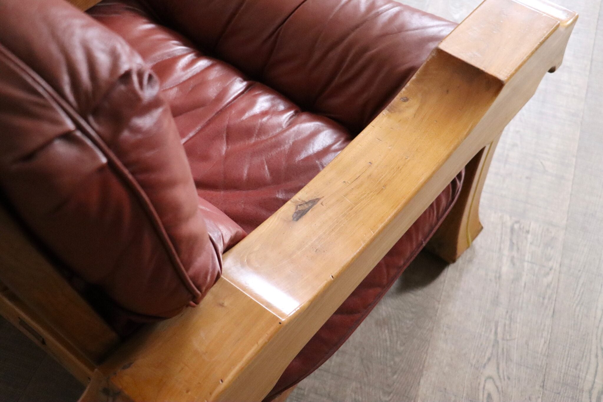 Hussar_lounge_chair_by_Luciano_Frigerio,_Italy_1970s