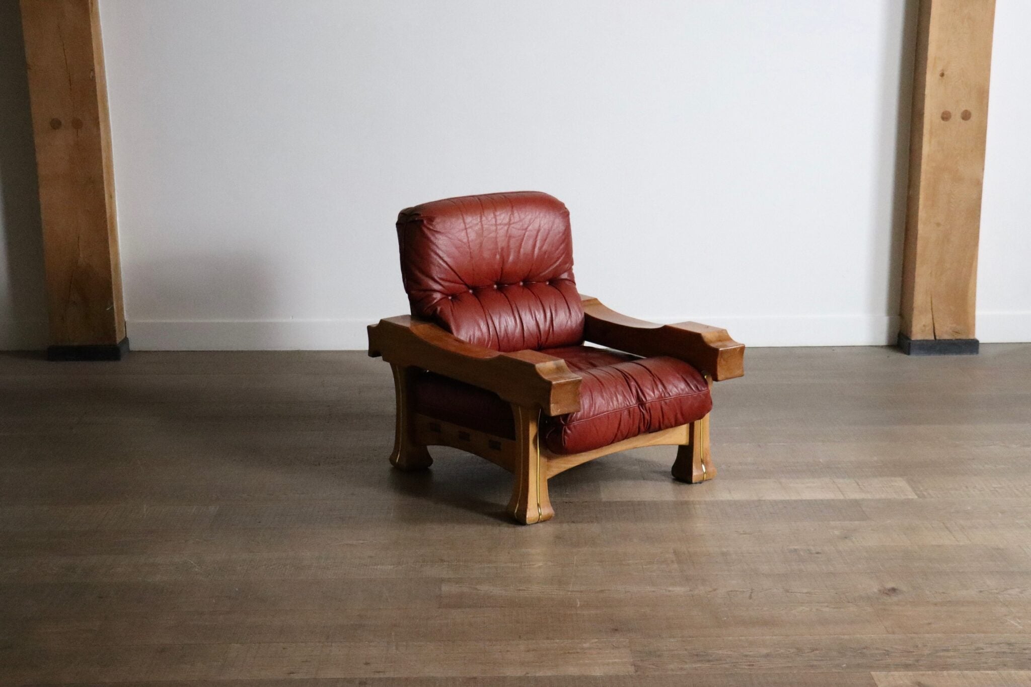 Hussar_lounge_chair_by_Luciano_Frigerio,_Italy_1970s