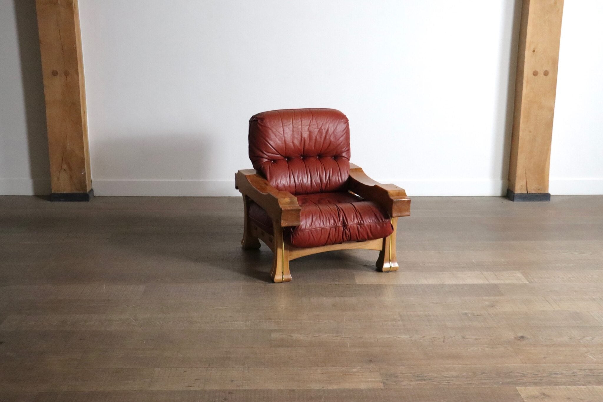 Hussar_lounge_chair_by_Luciano_Frigerio,_Italy_1970s