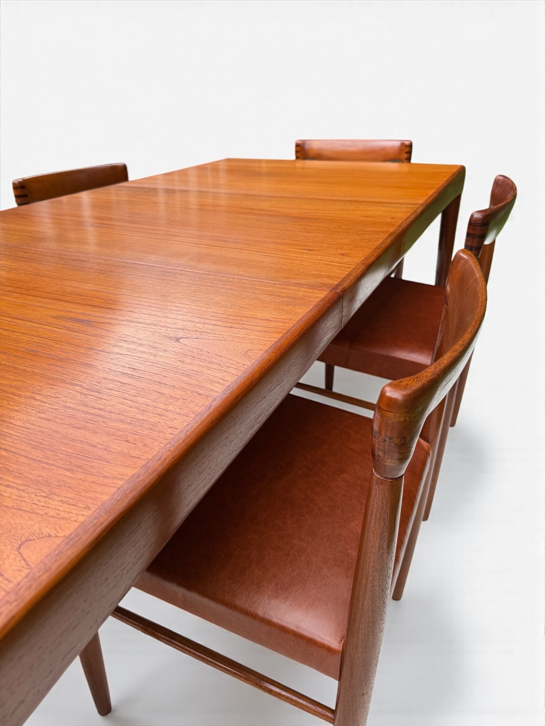 Set_of_Dinning_by_H.W.Klein_&_Cognac_in_Teak_and_Leather_for_Bramin,_Denmark_1960's