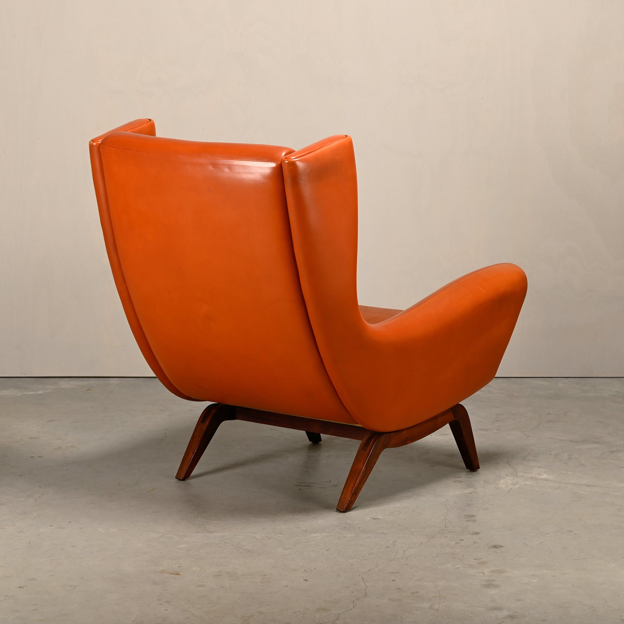 Illum_Wikkelsø_Model_110_Wingback_Armchair_in_Cognac_Leather,_Denmark