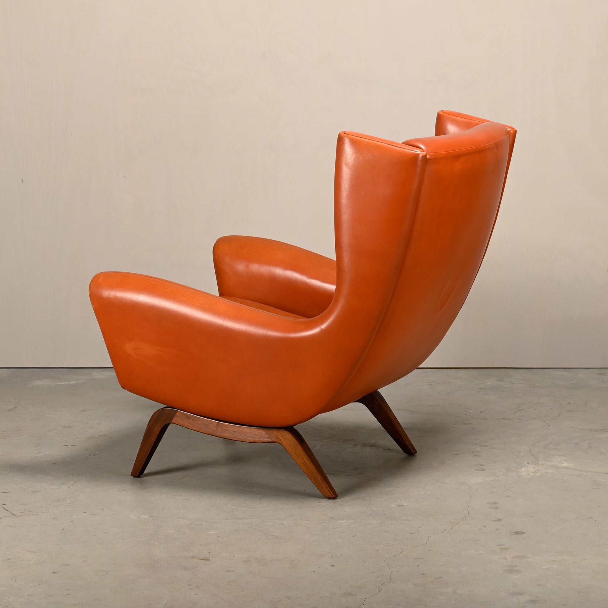 Illum_Wikkelsø_Model_110_Wingback_Armchair_in_Cognac_Leather,_Denmark