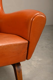 Illum_Wikkelsø_Model_110_Wingback_Armchair_in_Cognac_Leather,_Denmark