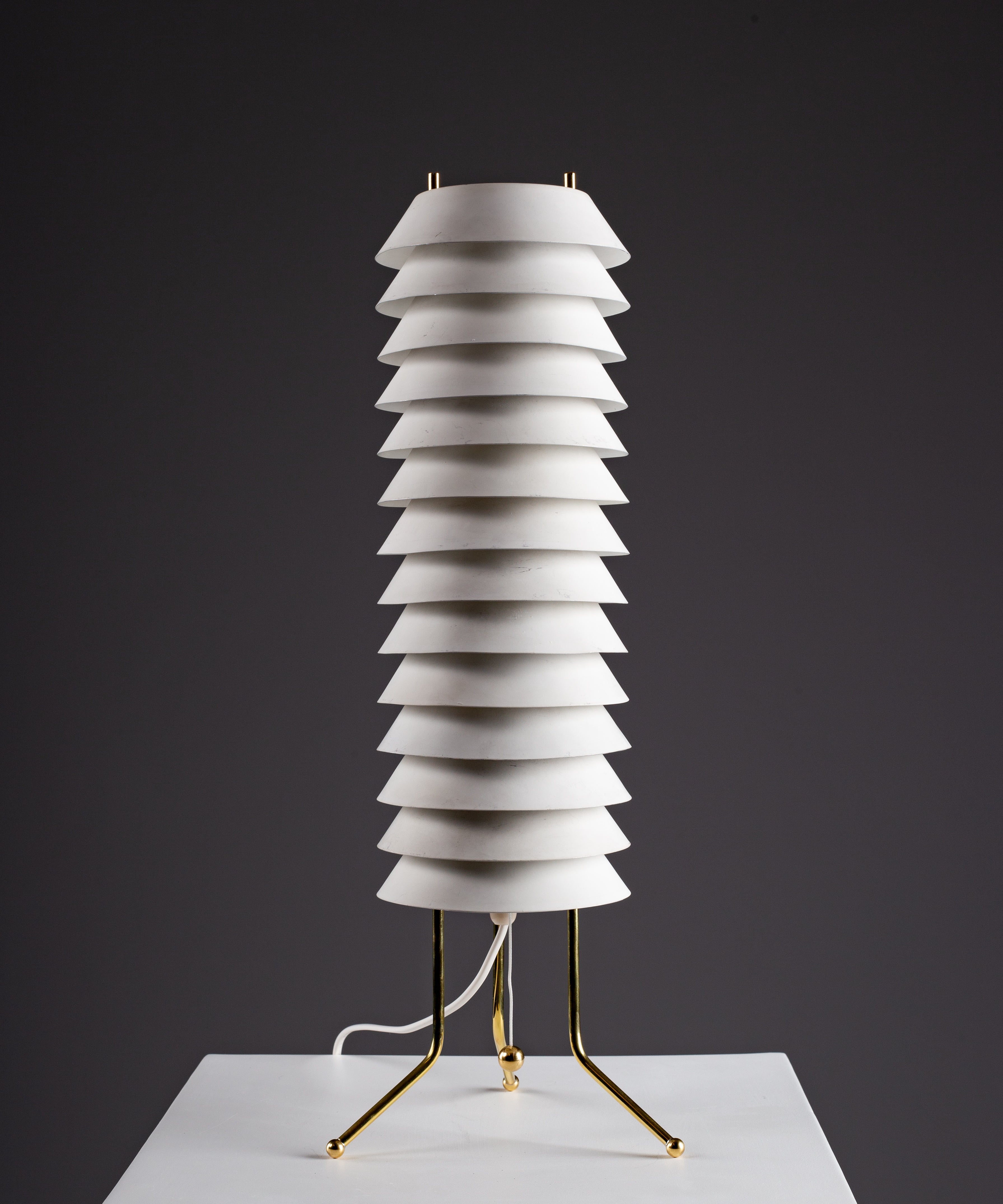Ilmari_Tapiovaara,_Maya_the_bee_table_lamp,_1950s,_Hienoteräs