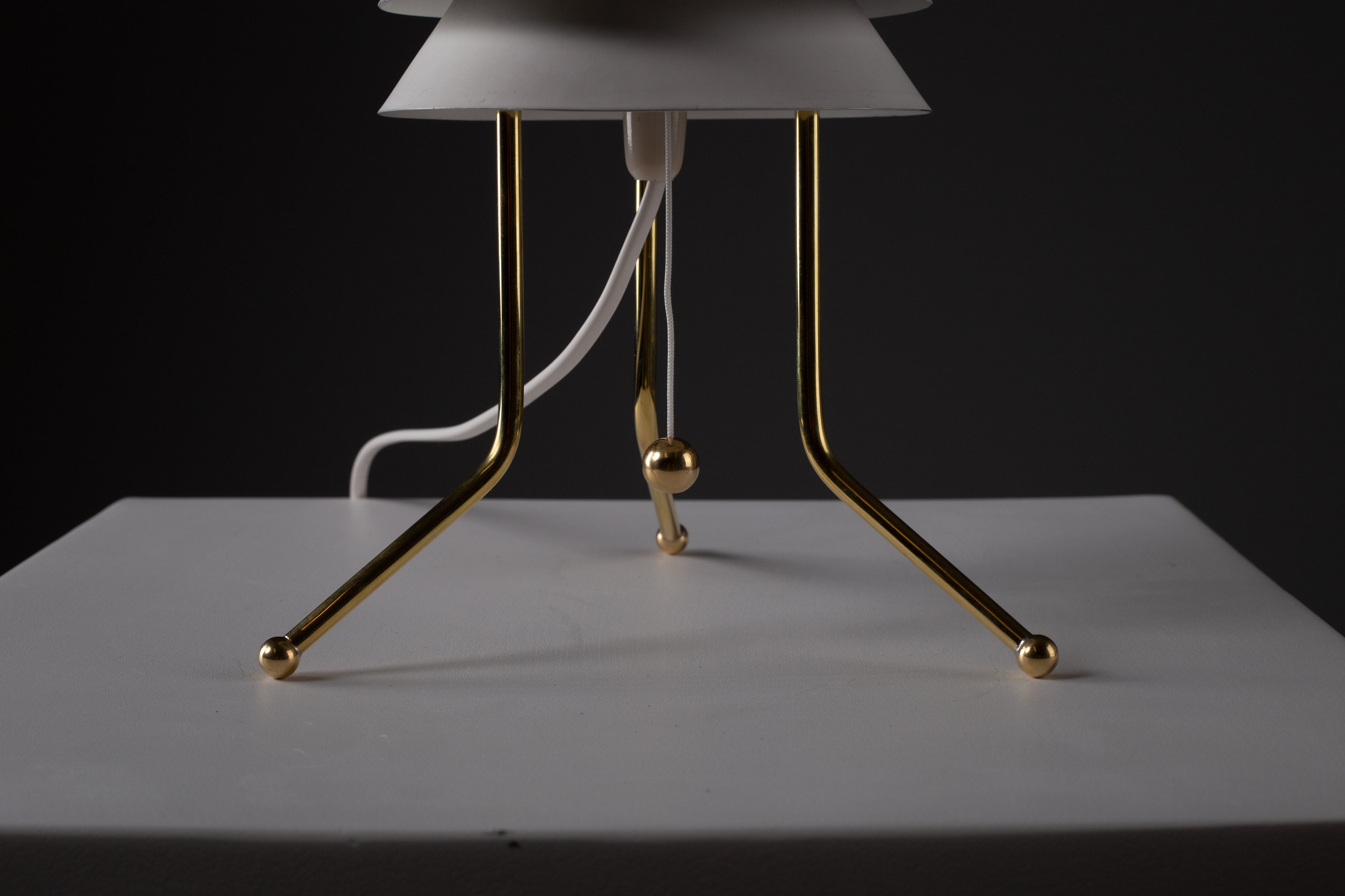 Ilmari_Tapiovaara,_Maya_the_bee_table_lamp,_1950s,_Hienoteräs