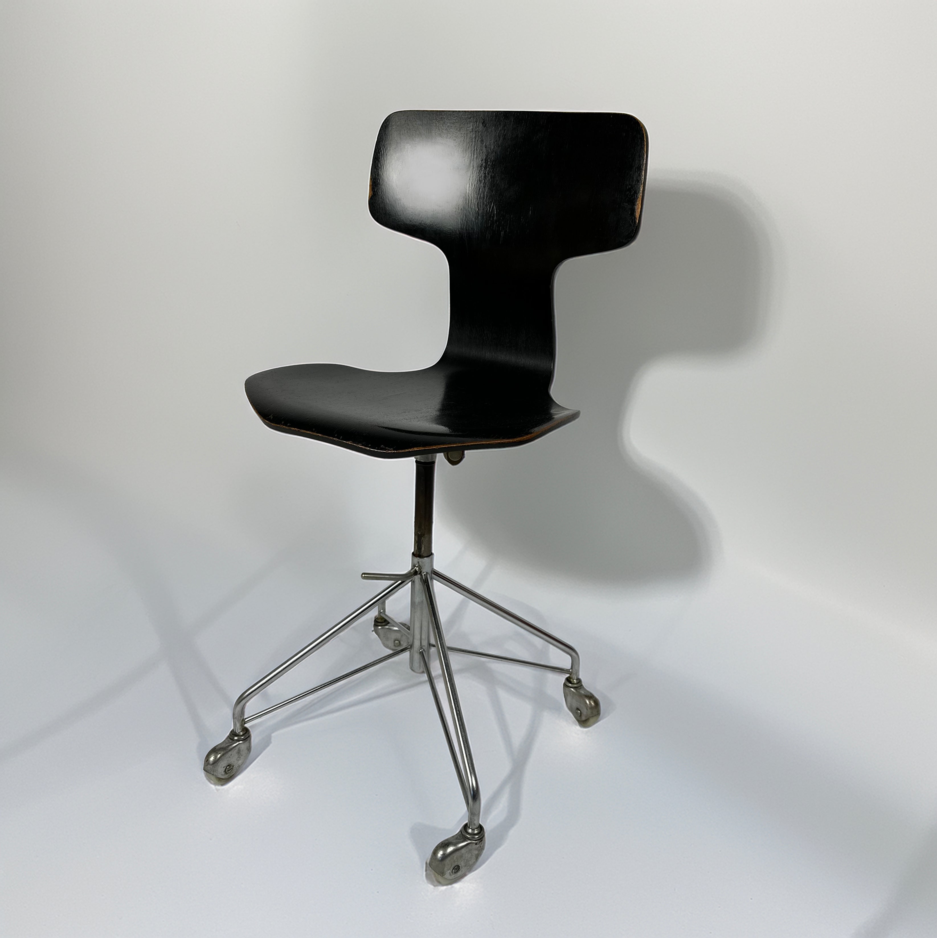 Model_3113_Swivel_Office_Chair_by_Arne_Jacobsen_for_Fritz_Hansen,_1969,_Denmark