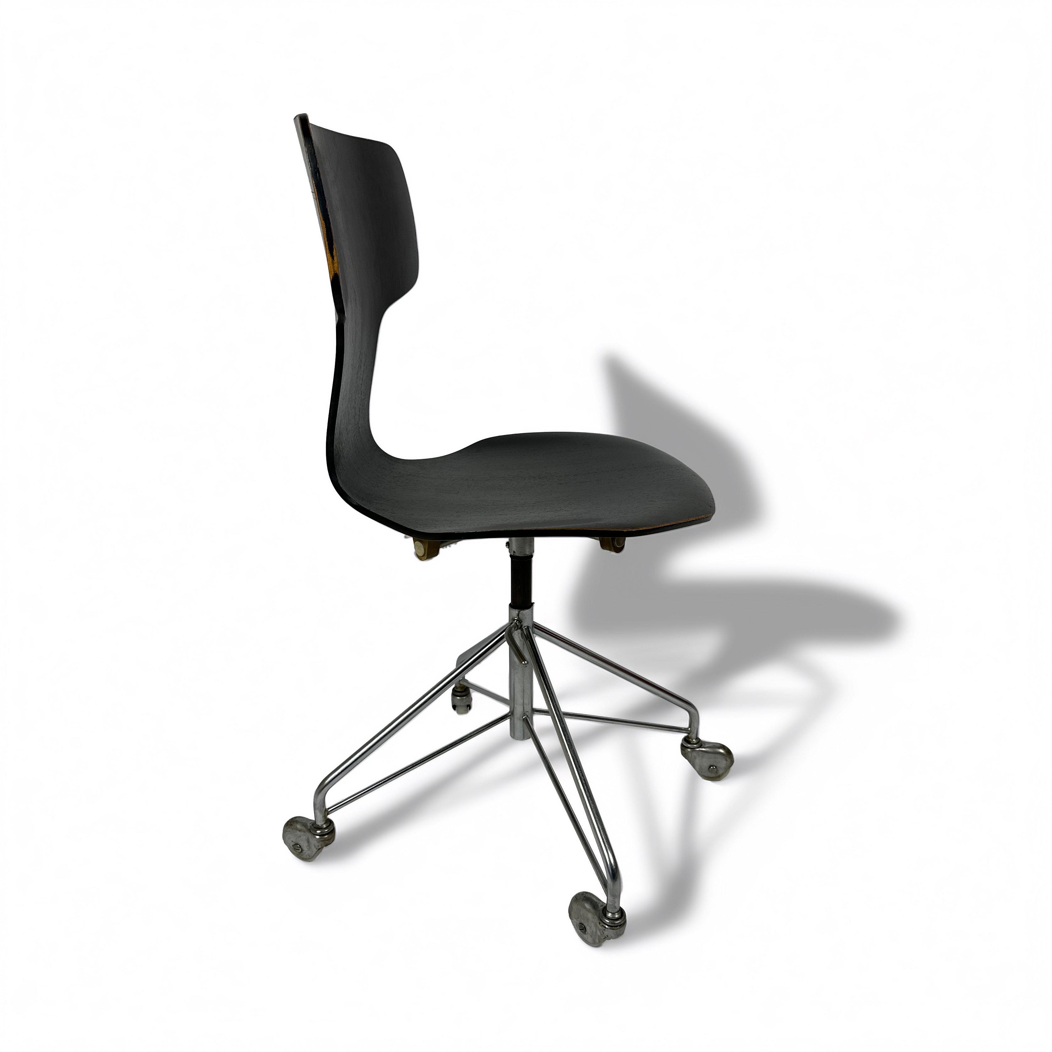 Model_3113_Swivel_Office_Chair_by_Arne_Jacobsen_for_Fritz_Hansen,_1969,_Denmark