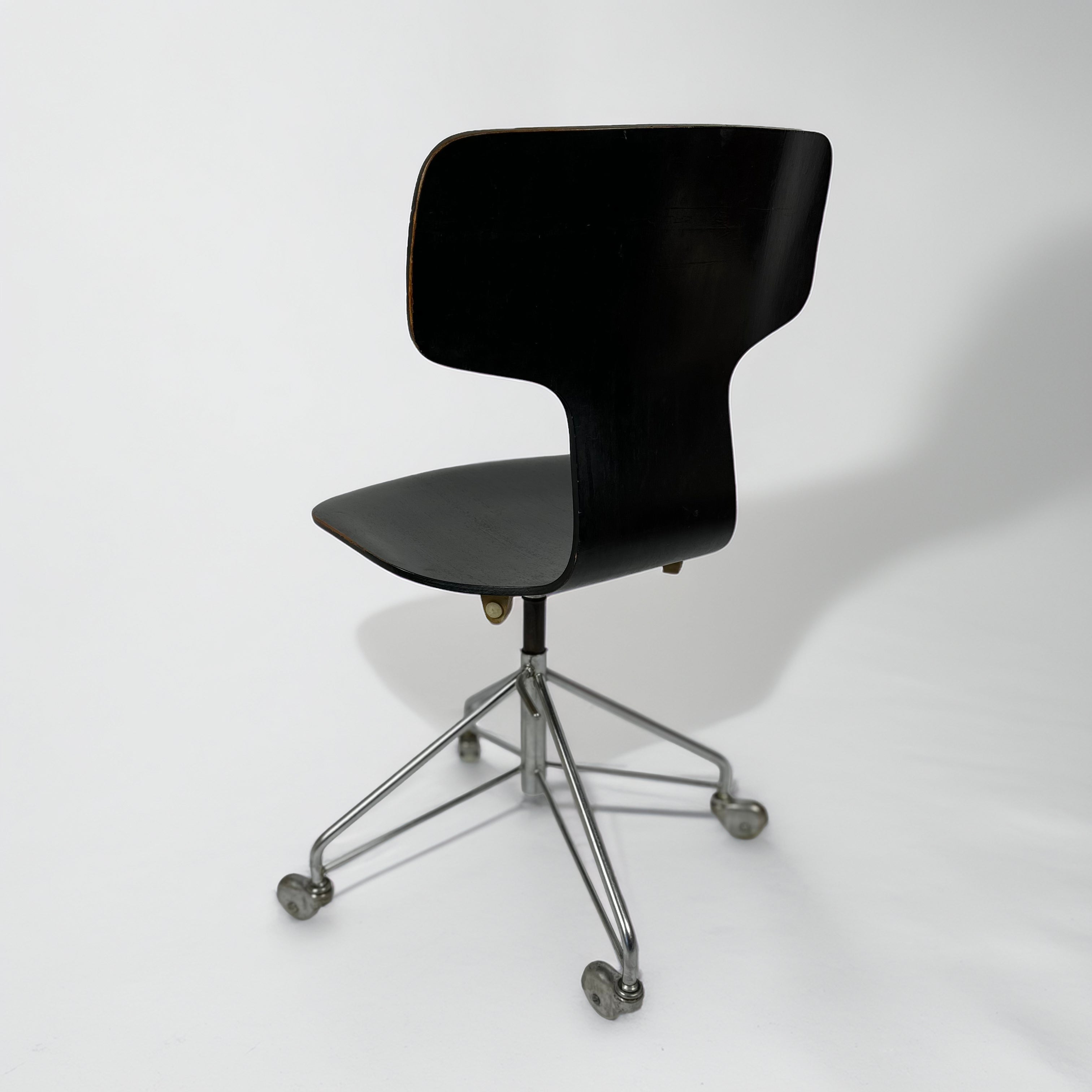 Model_3113_Swivel_Office_Chair_by_Arne_Jacobsen_for_Fritz_Hansen,_1969,_Denmark