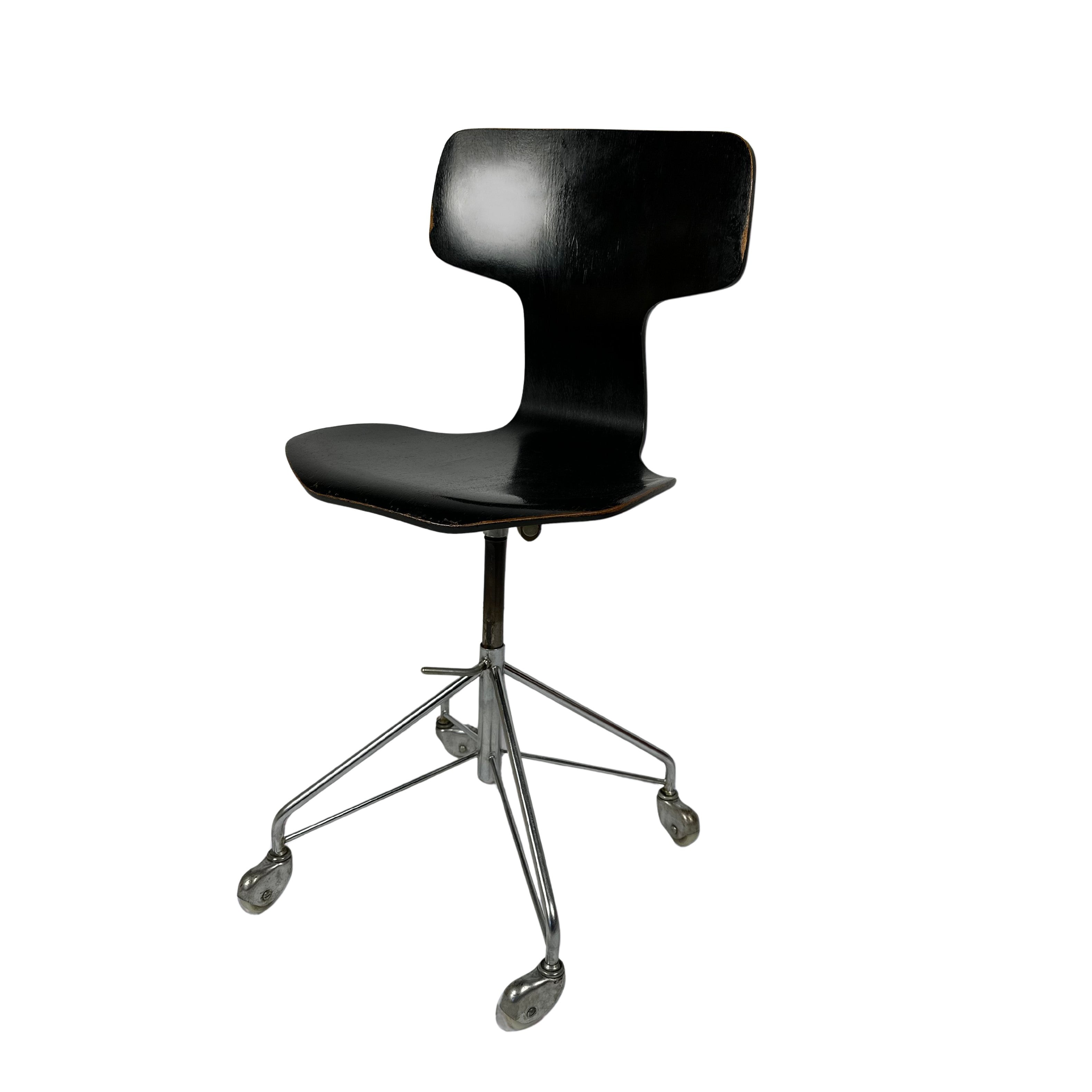 Model_3113_Swivel_Office_Chair_by_Arne_Jacobsen_for_Fritz_Hansen,_1969,_Denmark