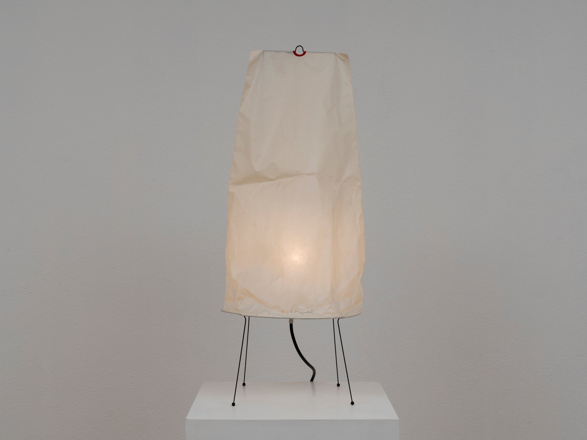 Isamu_Noguchi_Akari_2P_lamp_for_Akari_Associates,_1980s